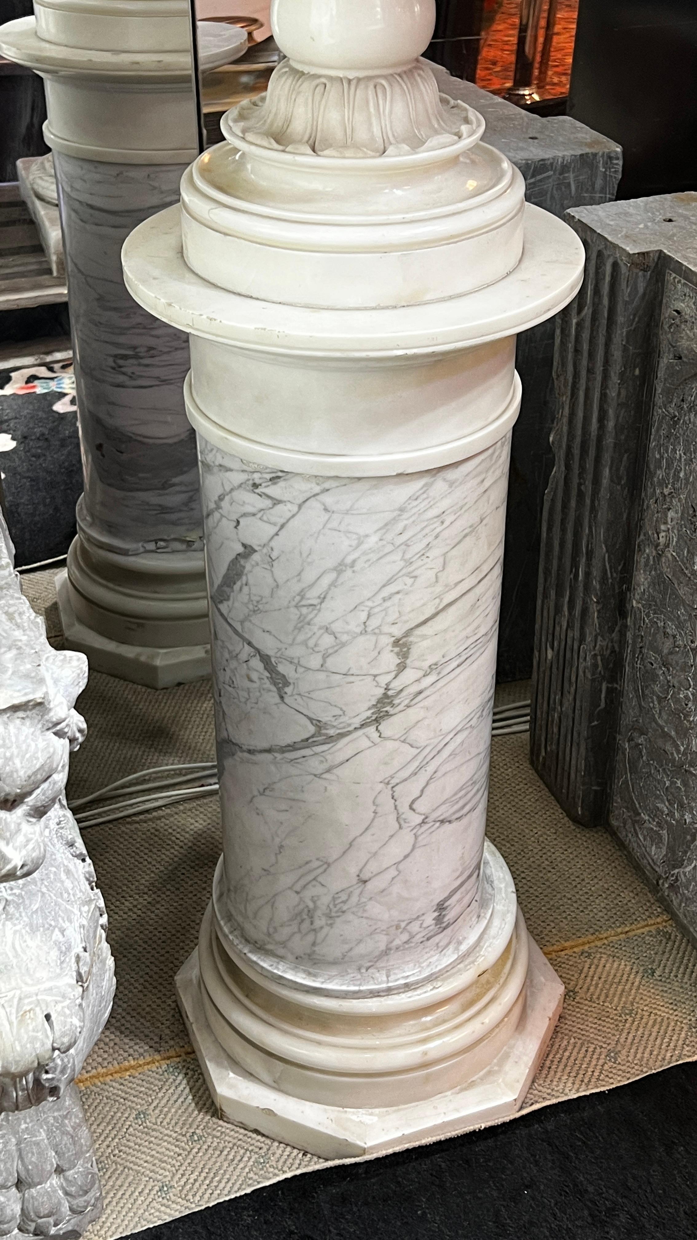 Espejo de afeitar italiano neoclásico de mármol, circa 1810 Tallado a mano en venta