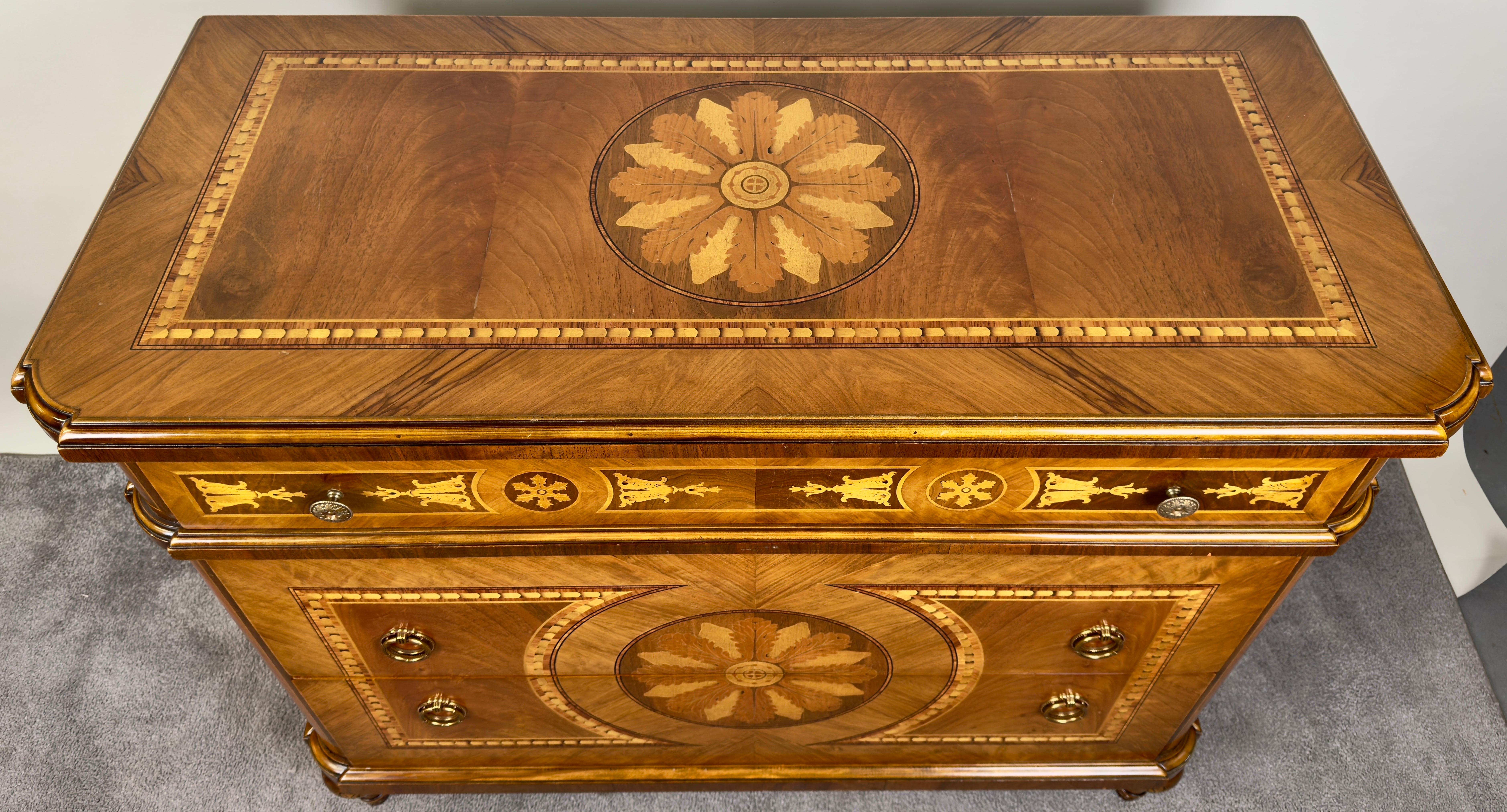 Marquetería Neoclásica Italiana Decorative Crafts Arqueta o cómoda de tres cajones en venta 4