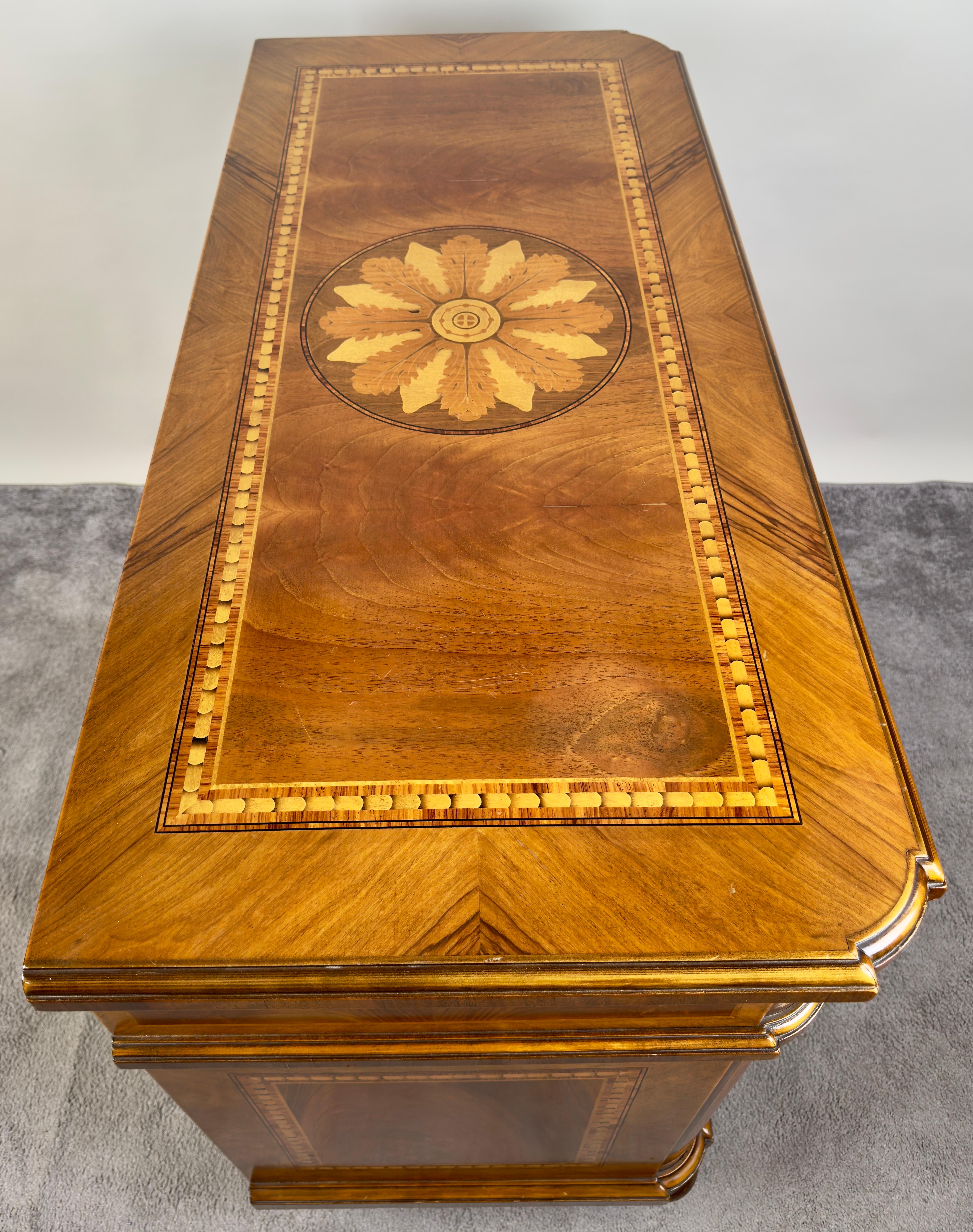 Marquetería Neoclásica Italiana Decorative Crafts Arqueta o cómoda de tres cajones en venta 5