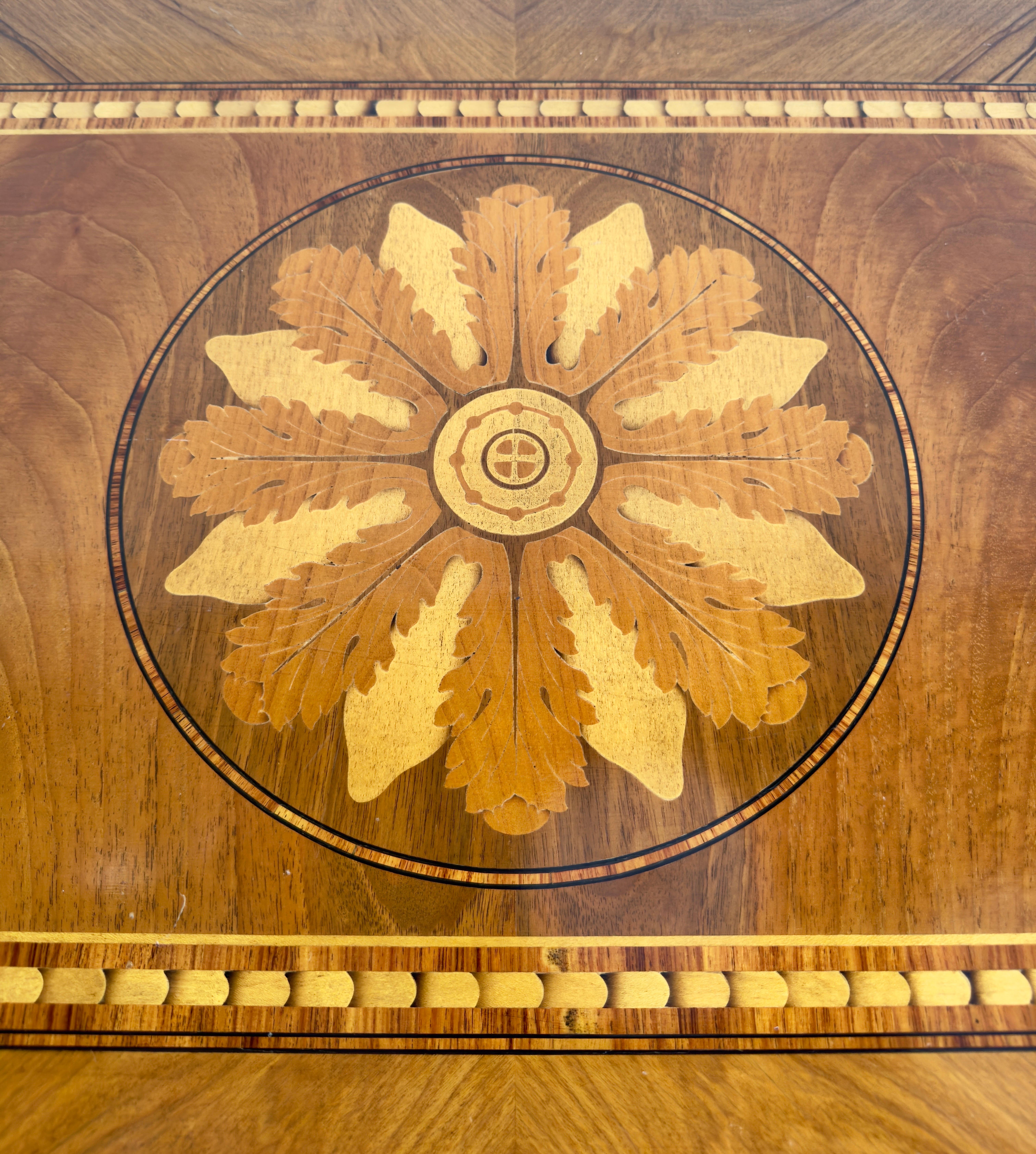 Marquetería Neoclásica Italiana Decorative Crafts Arqueta o cómoda de tres cajones en venta 6