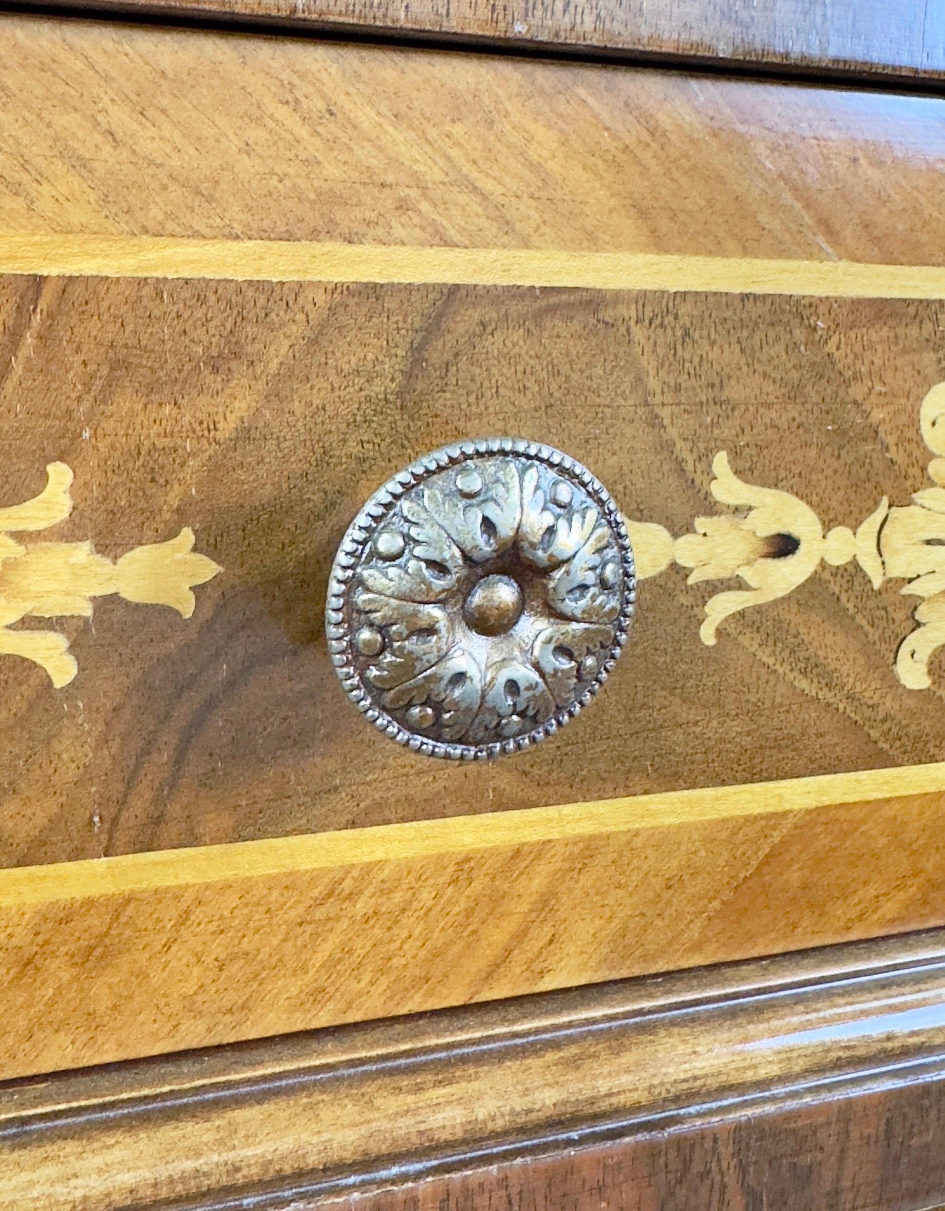 Marquetería Neoclásica Italiana Decorative Crafts Arqueta o cómoda de tres cajones en venta 9