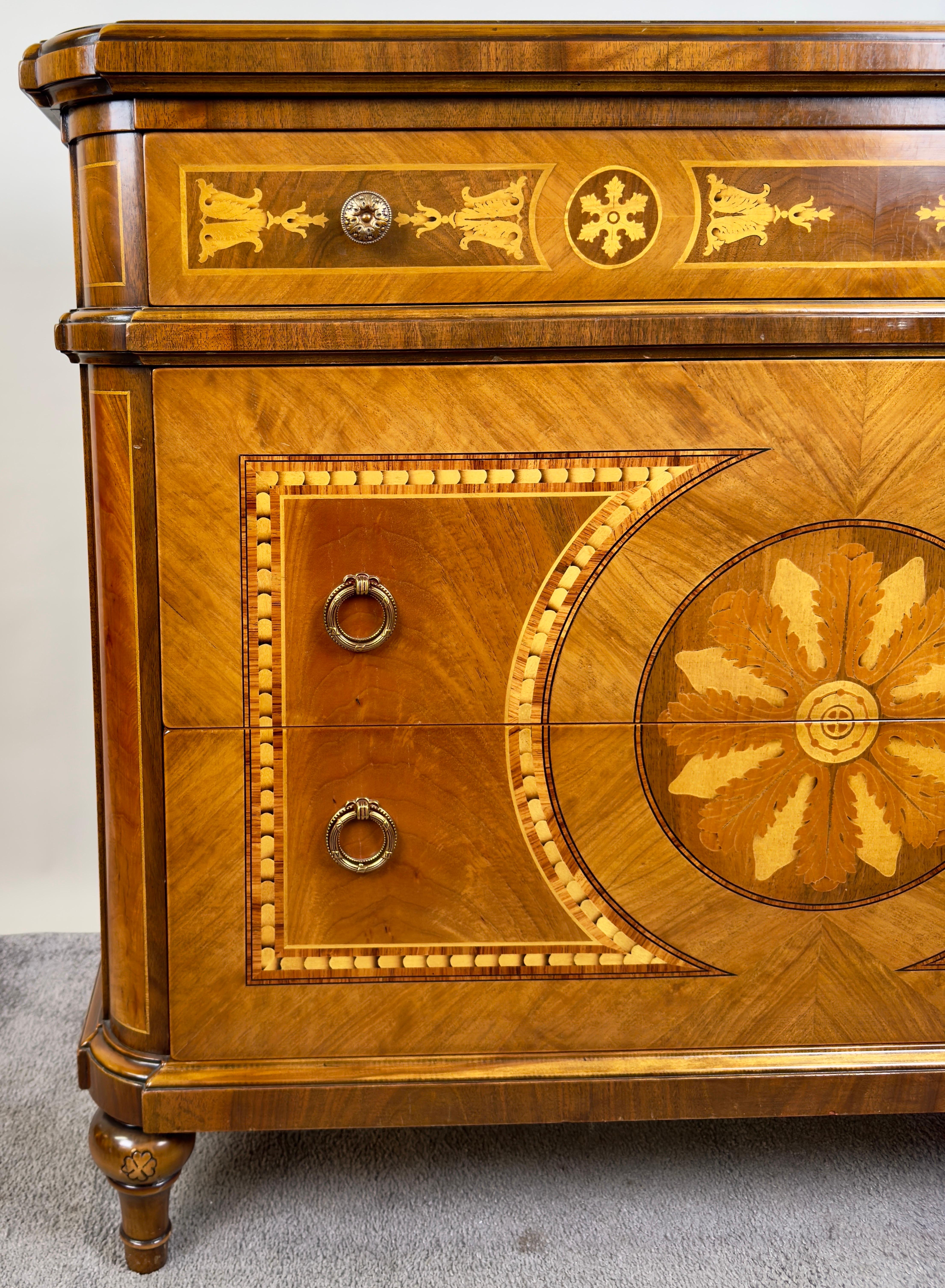 Marquetería Neoclásica Italiana Decorative Crafts Arqueta o cómoda de tres cajones Neoclásico en venta