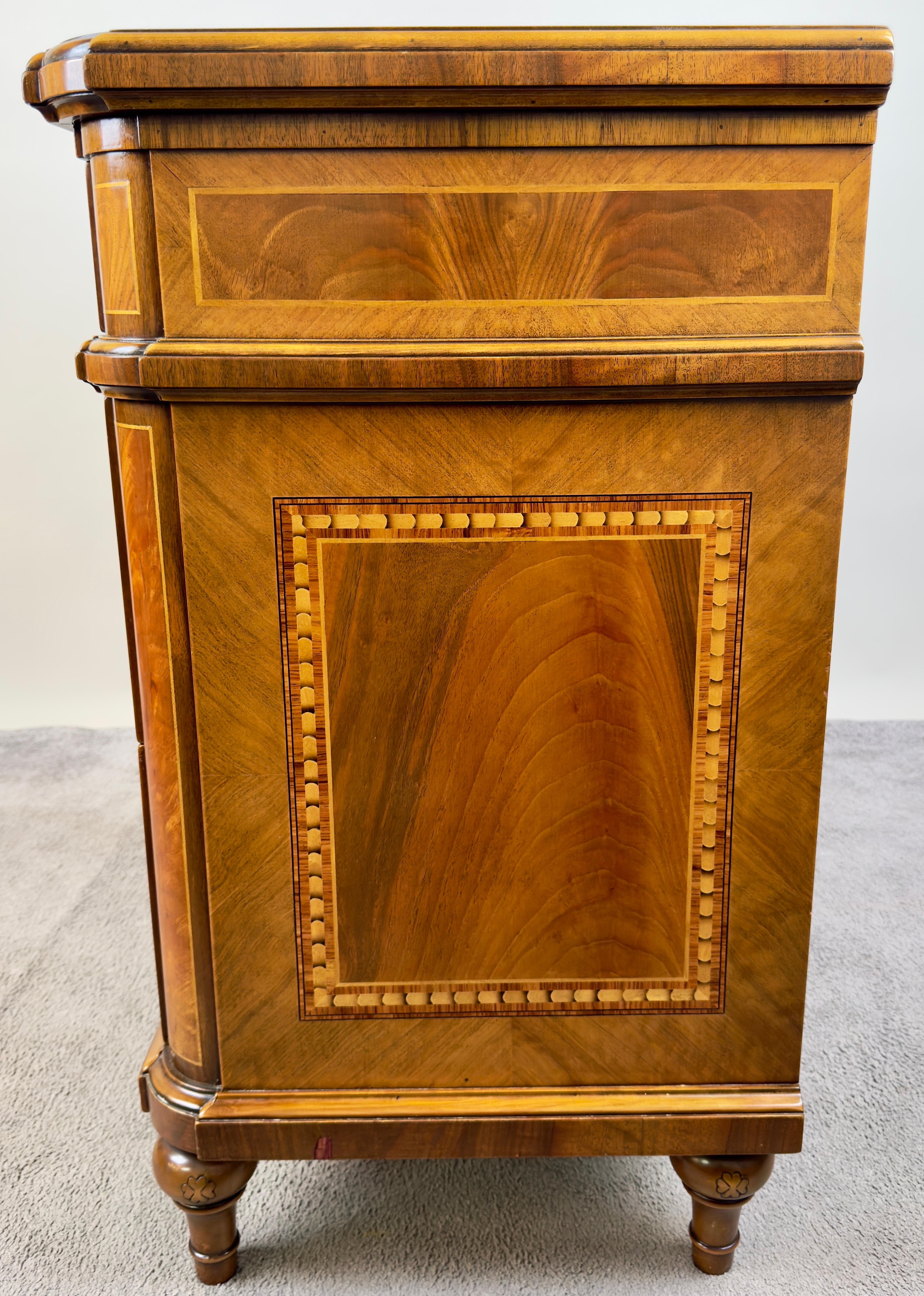 Marquetería Neoclásica Italiana Decorative Crafts Arqueta o cómoda de tres cajones Estadounidense en venta