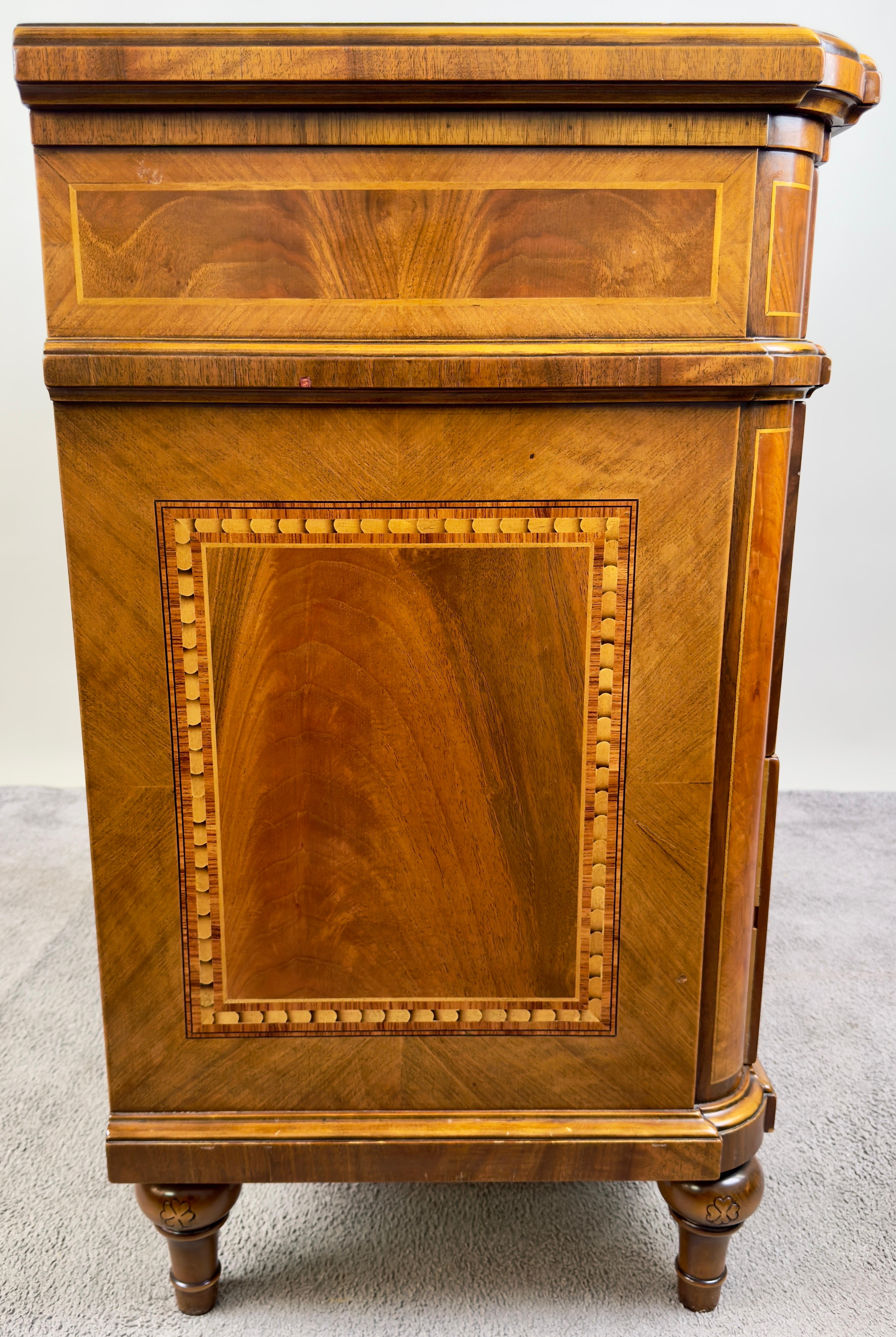 Marquetería Neoclásica Italiana Decorative Crafts Arqueta o cómoda de tres cajones siglo XX en venta
