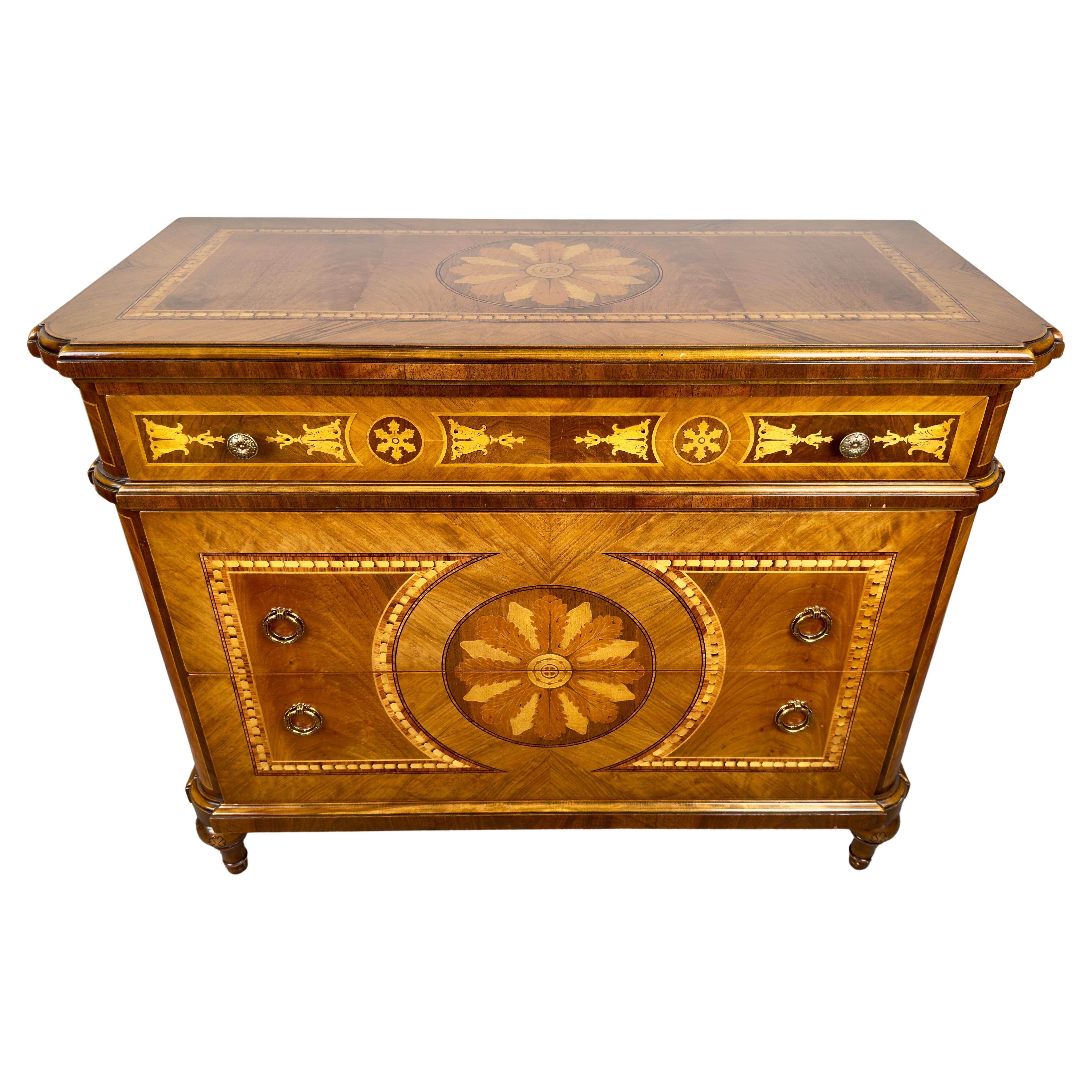 Marquetería Neoclásica Italiana Decorative Crafts Arqueta o cómoda de tres cajones en venta