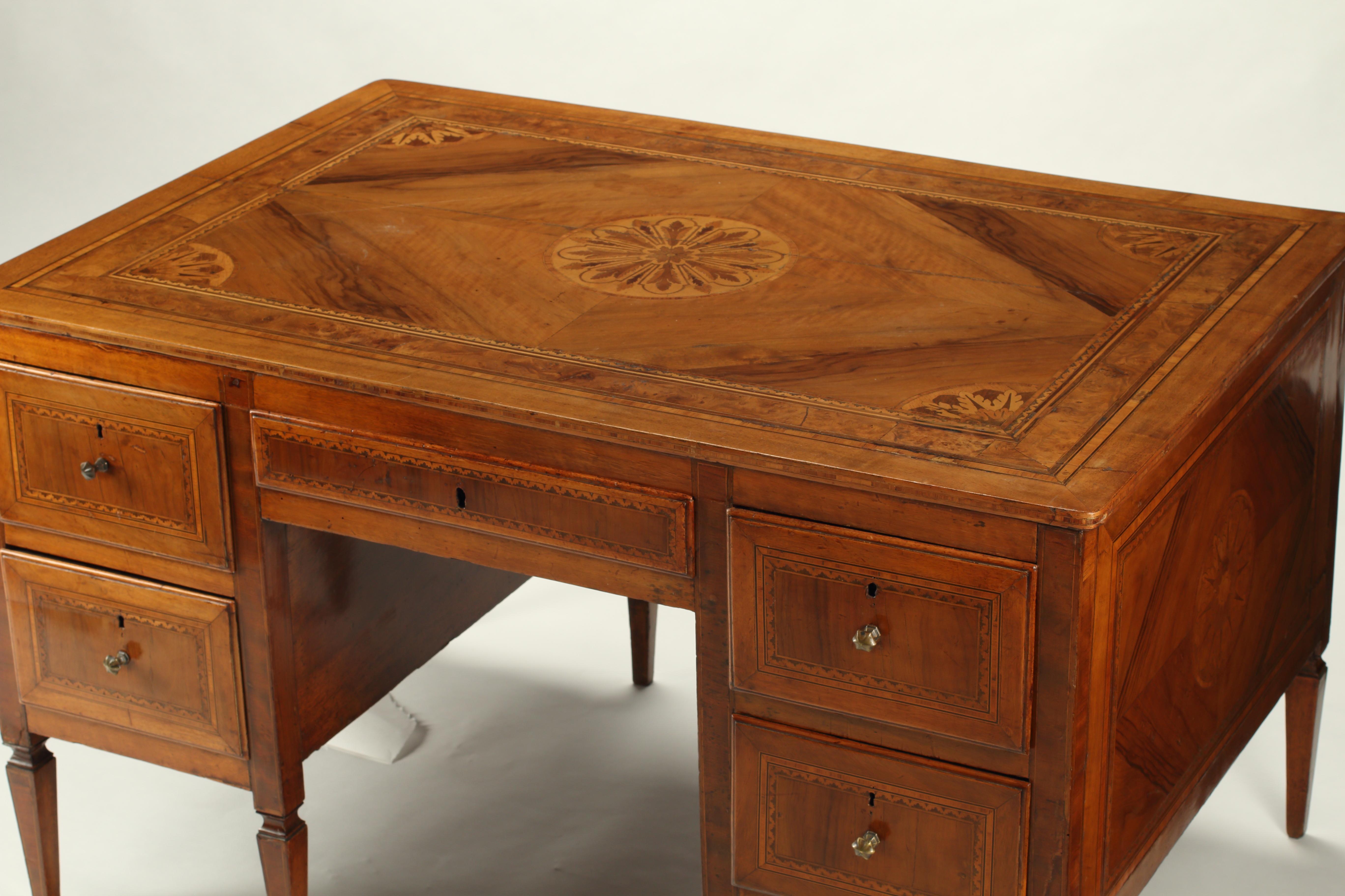Escritorio neoclásico italiano de marquetería para pareja, 1800 en Bueno estado para la venta en El Monte, CA