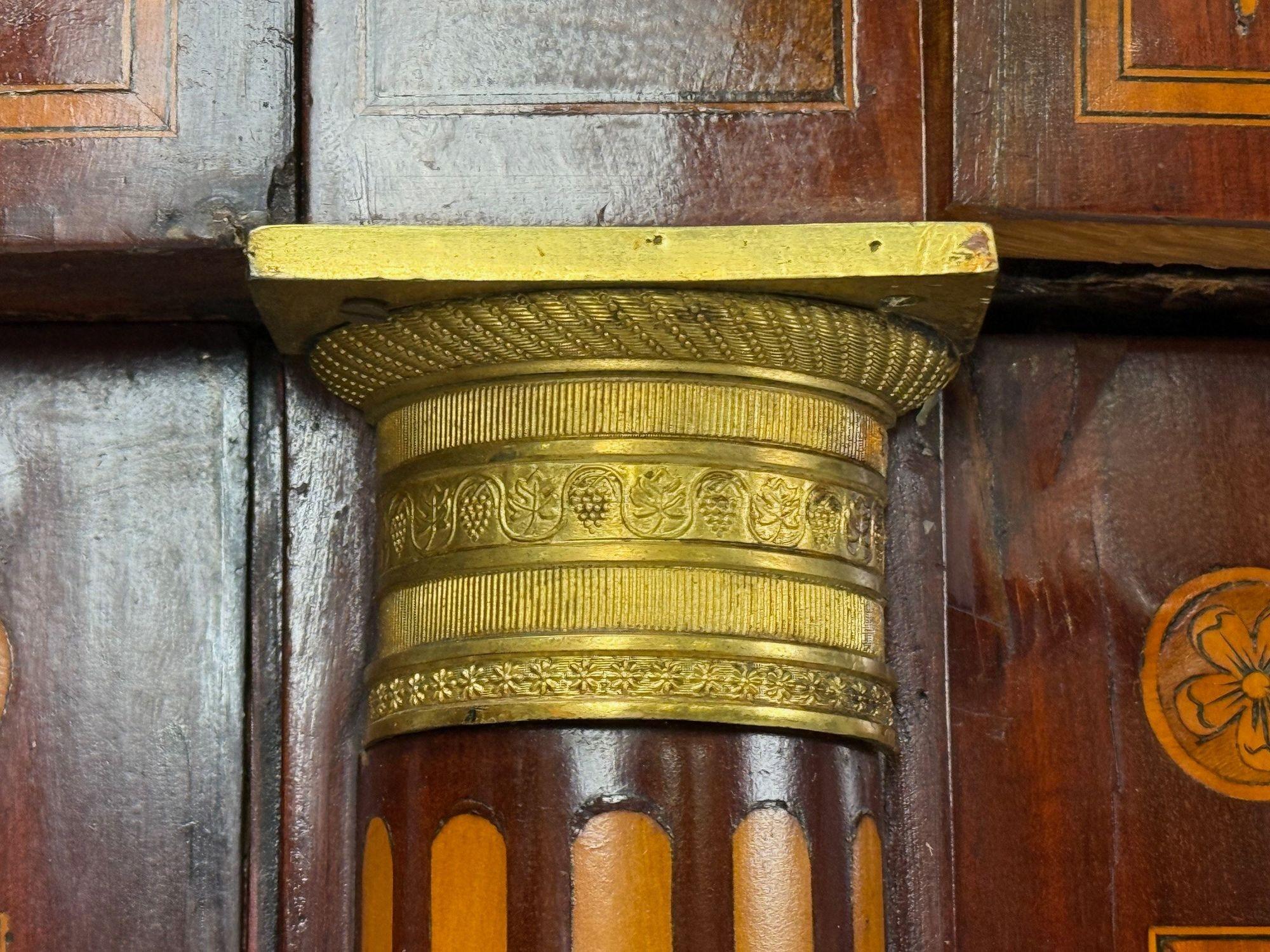 Neoclassico italiano, intarsio, legno di raso, cassapanca Demilune, Italia, XIX secolo. in vendita 8