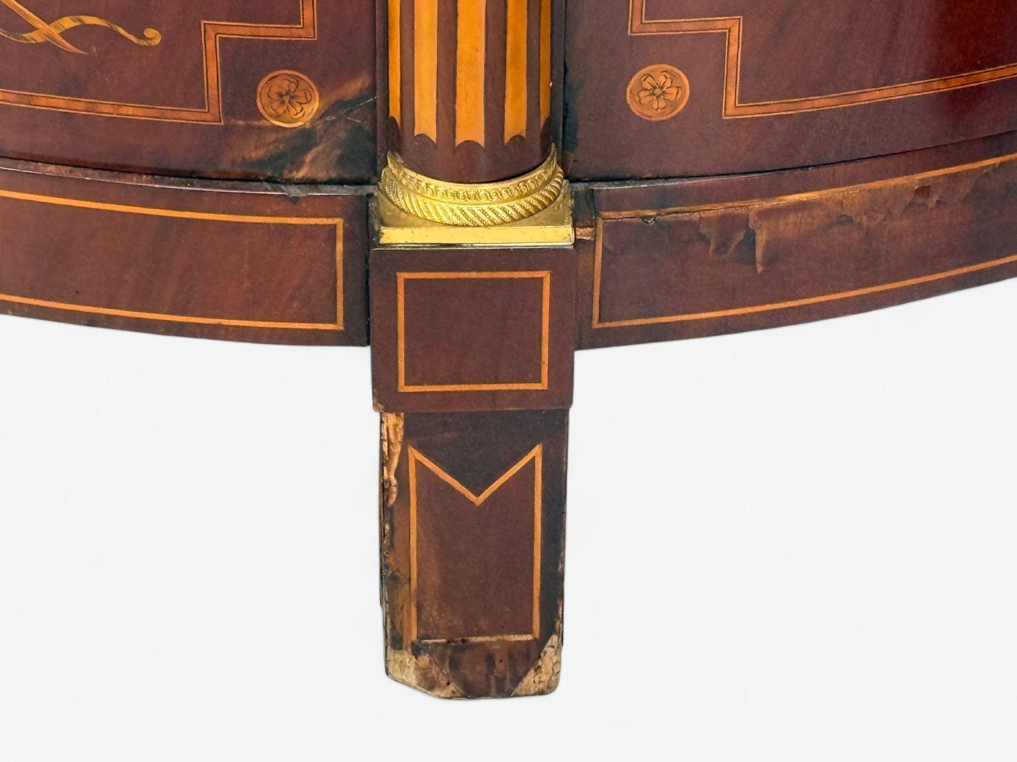 Neoclassico italiano, intarsio, legno di raso, cassapanca Demilune, Italia, XIX secolo. in vendita 12