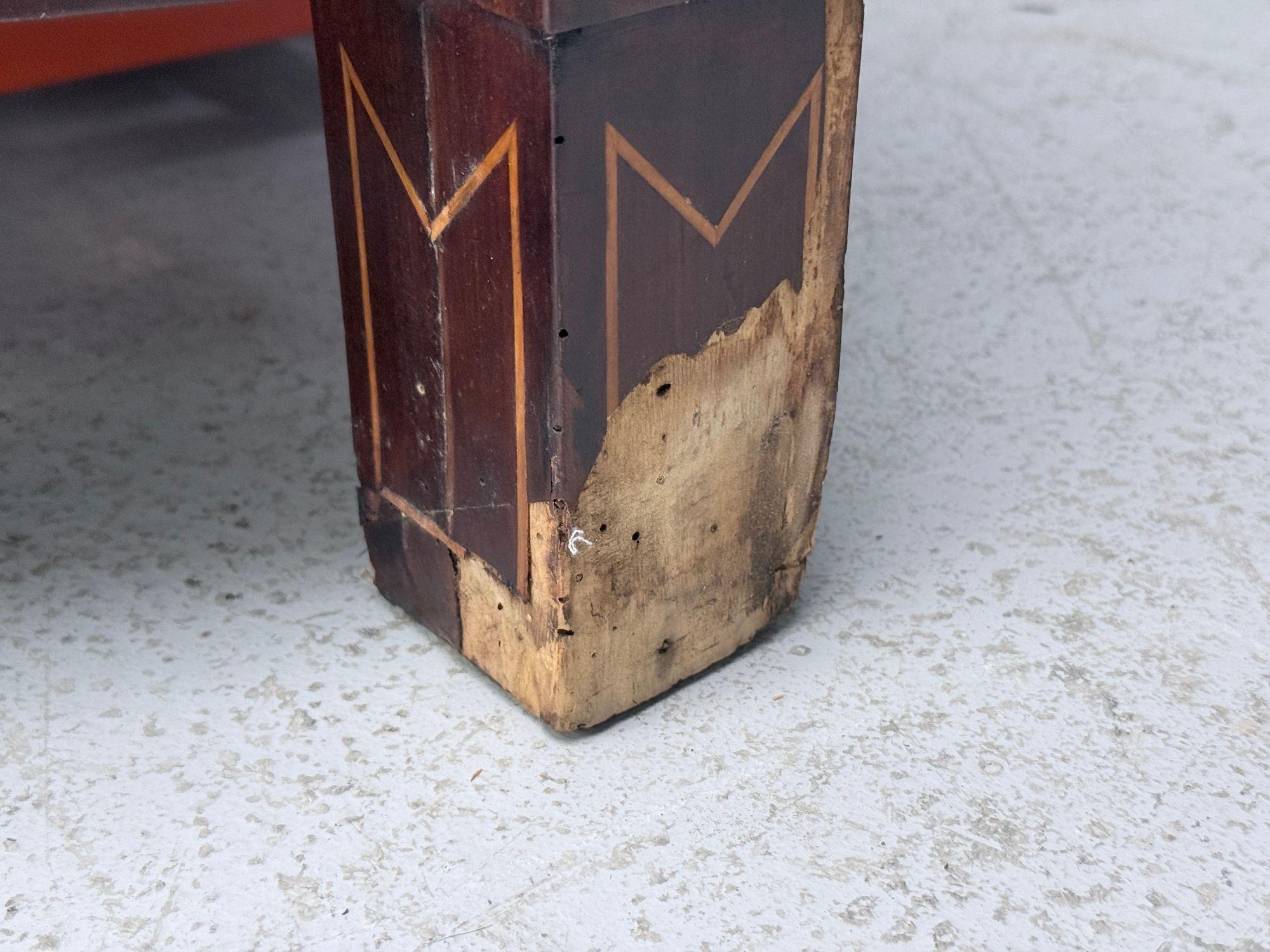 Neoclassico italiano, intarsio, legno di raso, cassapanca Demilune, Italia, XIX secolo. in vendita 15