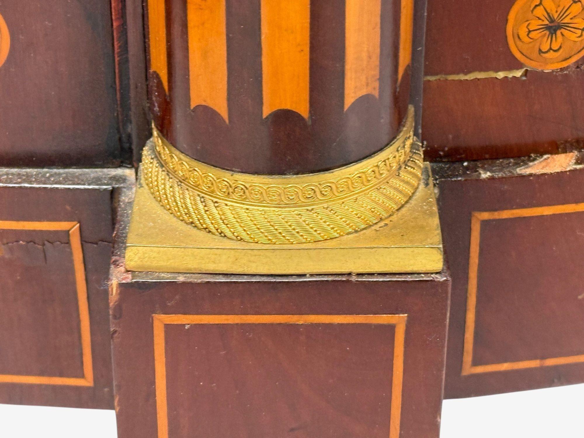 Neoclassico italiano, intarsio, legno di raso, cassapanca Demilune, Italia, XIX secolo. in vendita 4