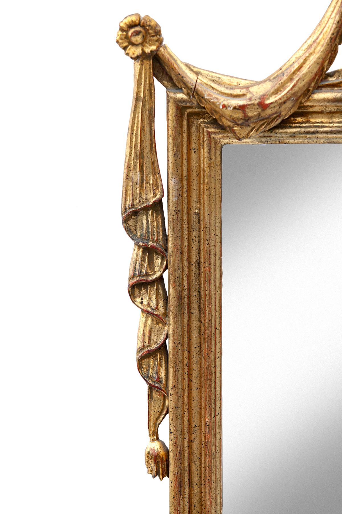 Italienischer neoklassischer Spiegel mit Urne und geflochtener Draperie im Angebot 1