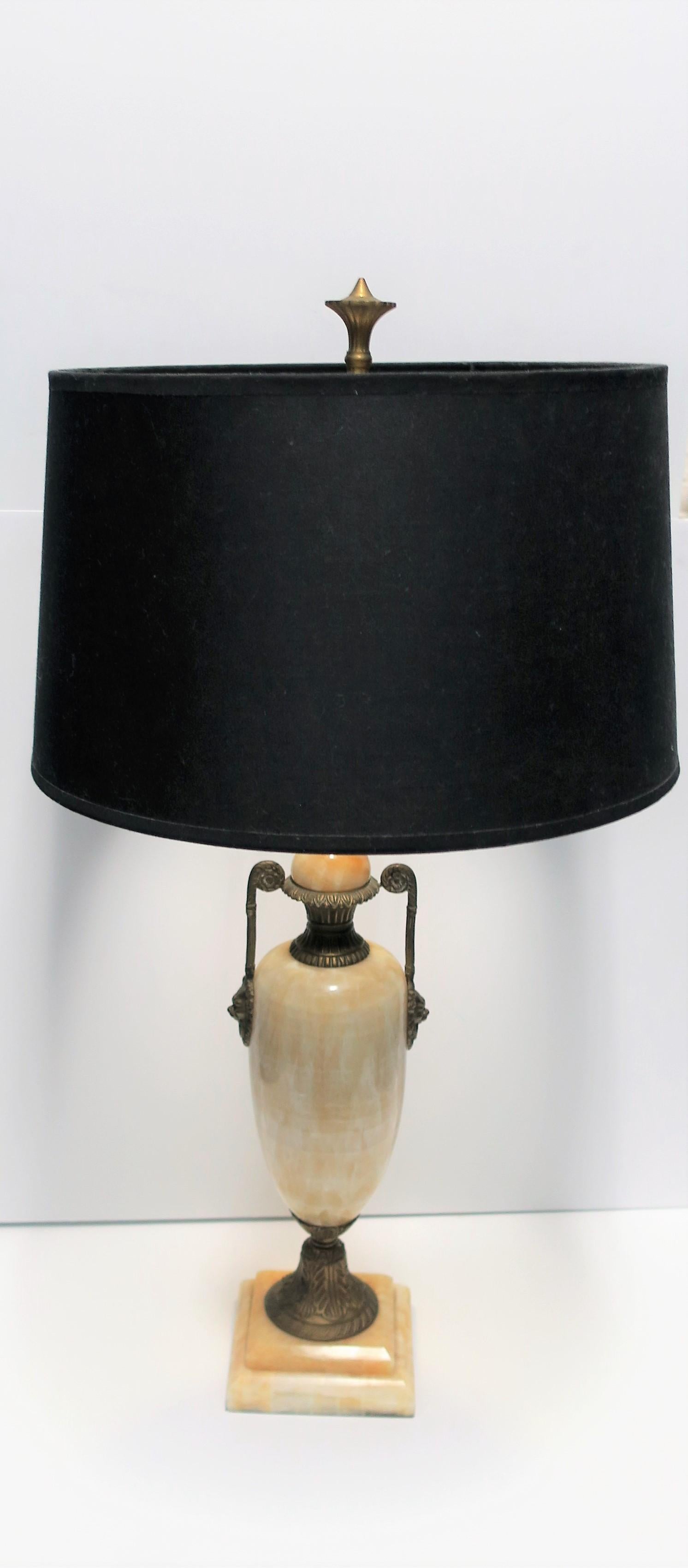 Löwenkopf-Schreibtisch- oder Tischlampe aus Onyxmarmor und Messing (Regency)