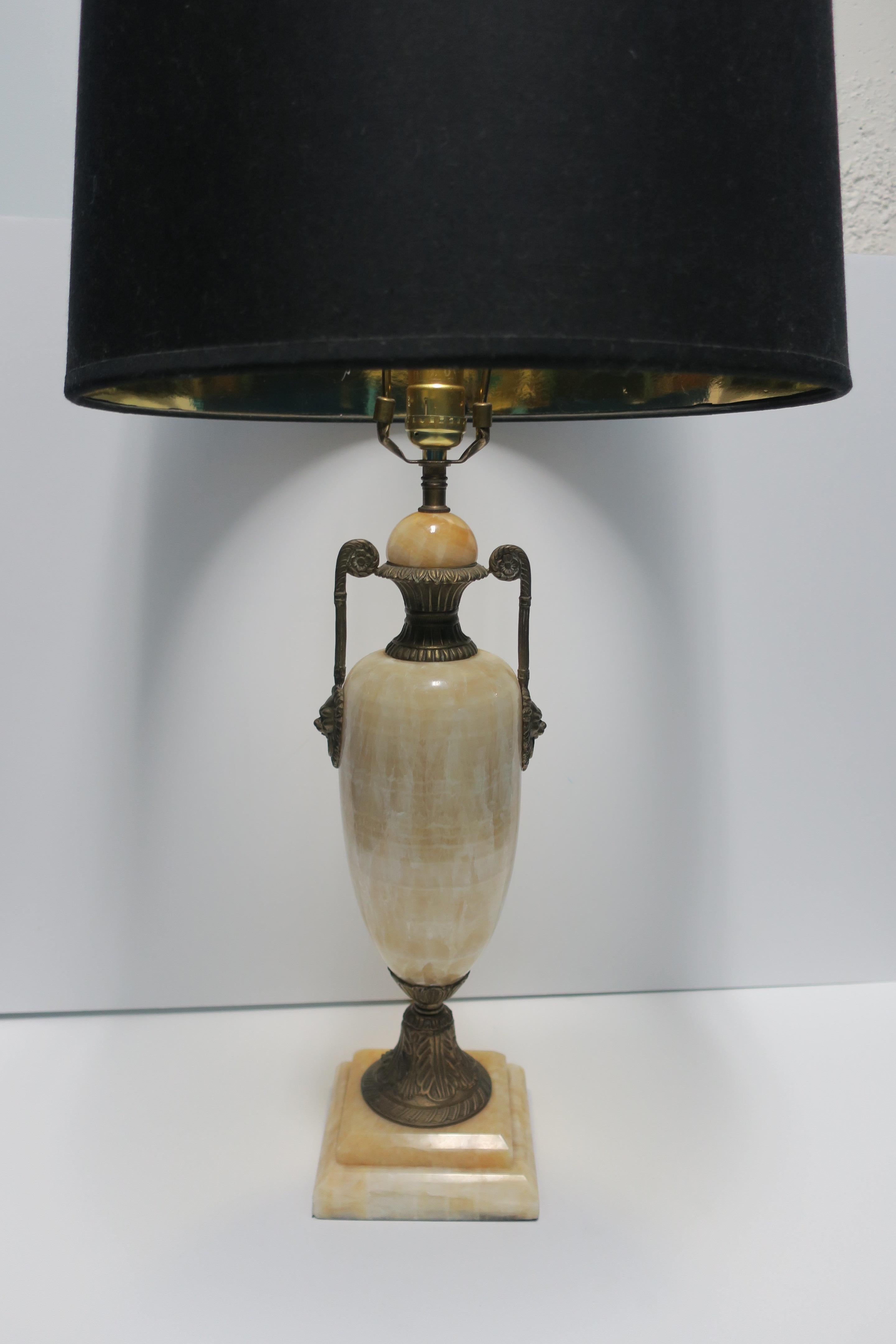Löwenkopf-Schreibtisch- oder Tischlampe aus Onyxmarmor und Messing (Unbekannt)