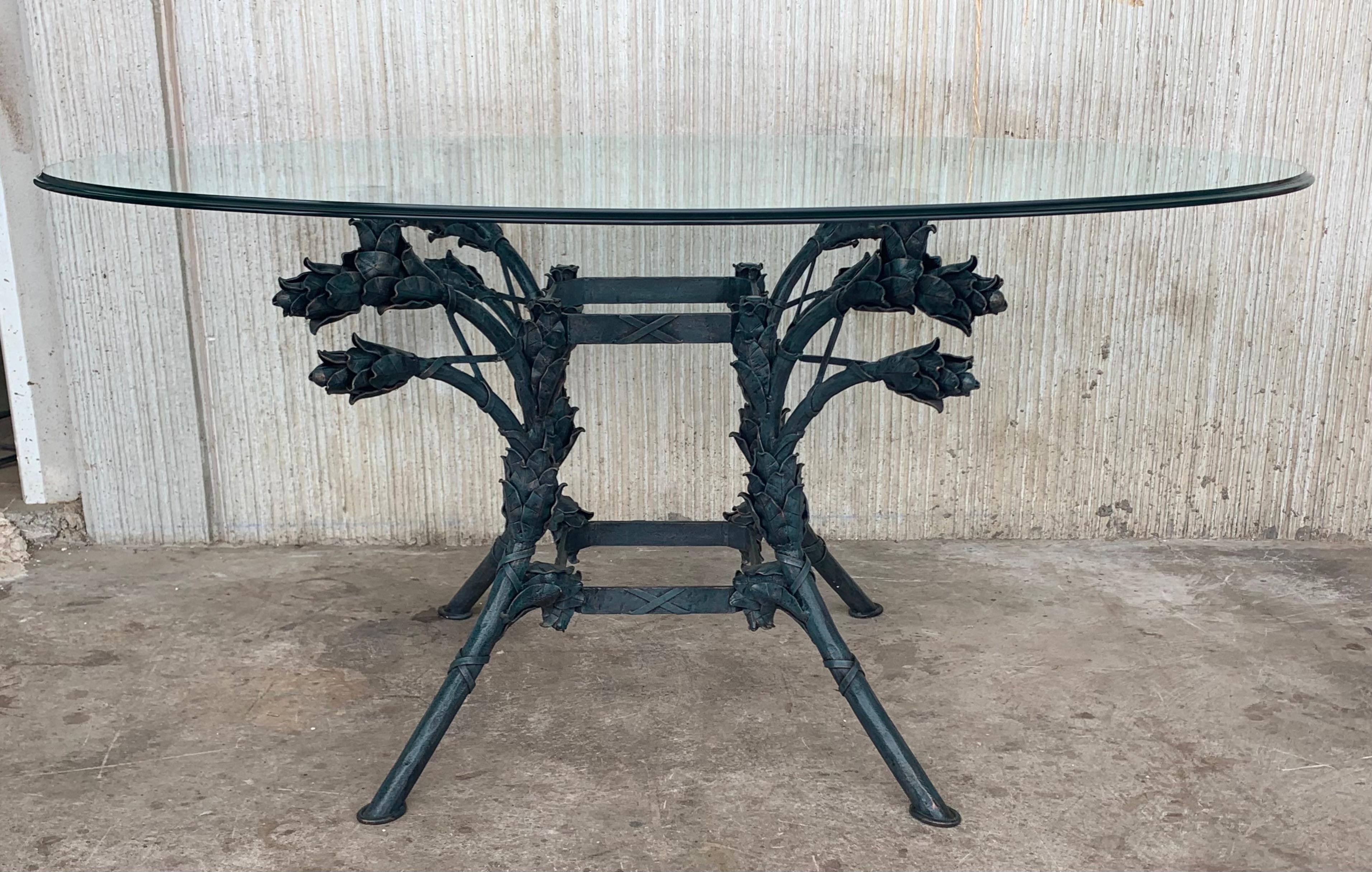 Drammatico tavolo da centro italiano con piano ovale in vetro sostenuto da una base in ferro con gambe a voluta impreziosite da fiori. Molto impressionante con colori vivaci e decorazioni ornamentali. Potrebbe essere utilizzato anche come piccolo