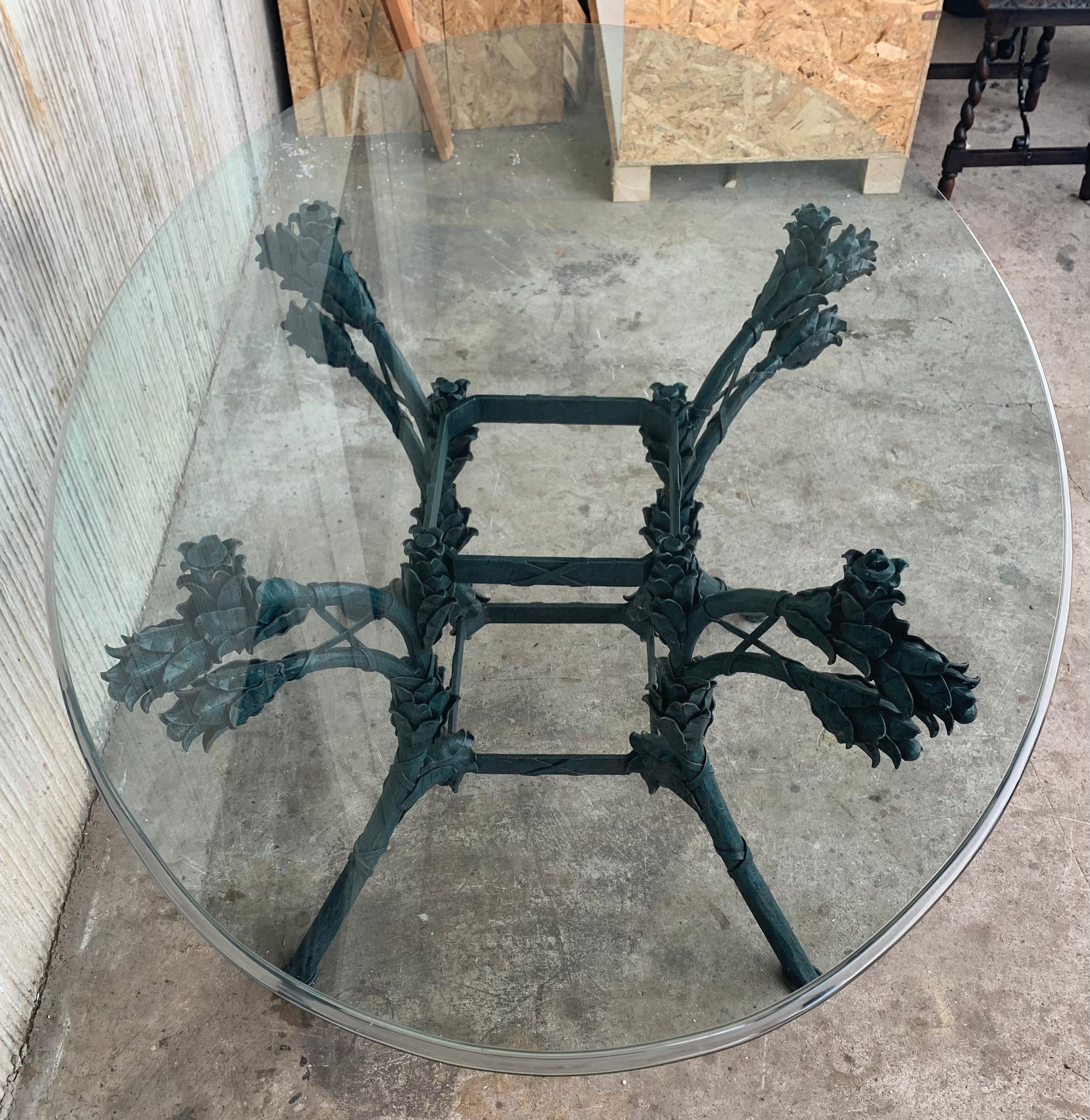 20ième siècle Table centrale italienne néoclassique ornementale en fer forgé avec plateau en verre ovale en vente