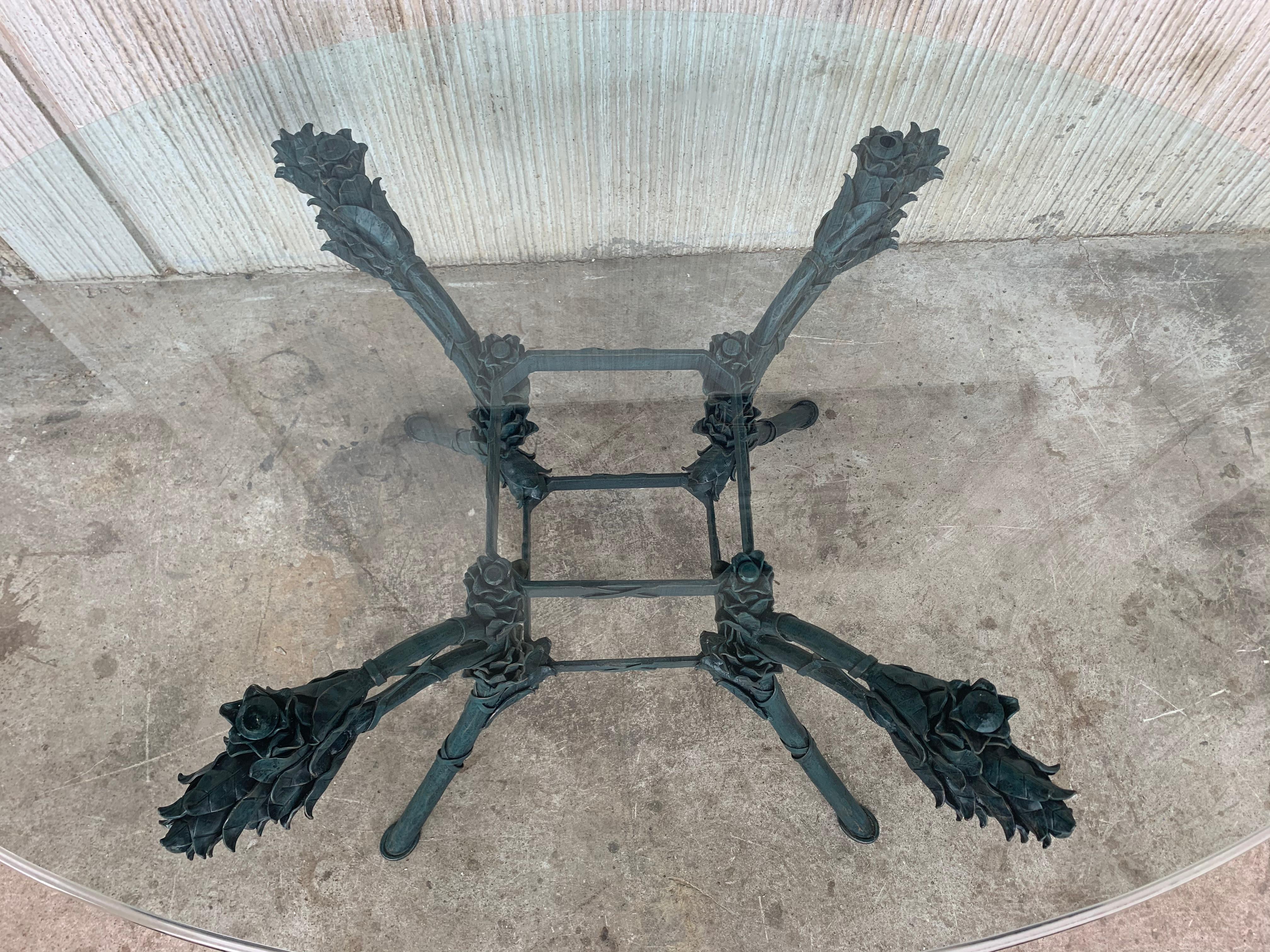 Verre Table centrale italienne néoclassique ornementale en fer forgé avec plateau en verre ovale en vente