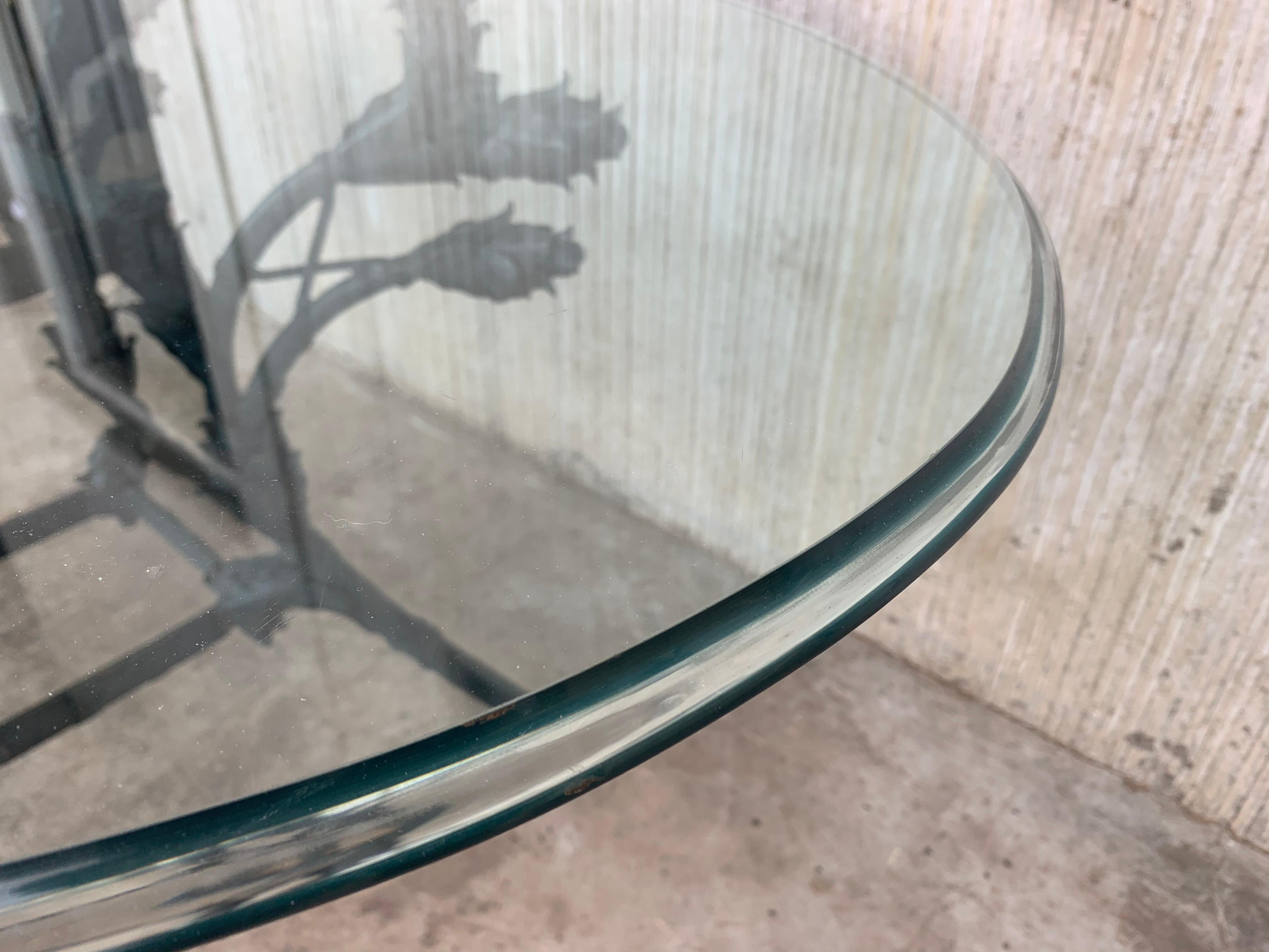 Table centrale italienne néoclassique ornementale en fer forgé avec plateau en verre ovale en vente 1
