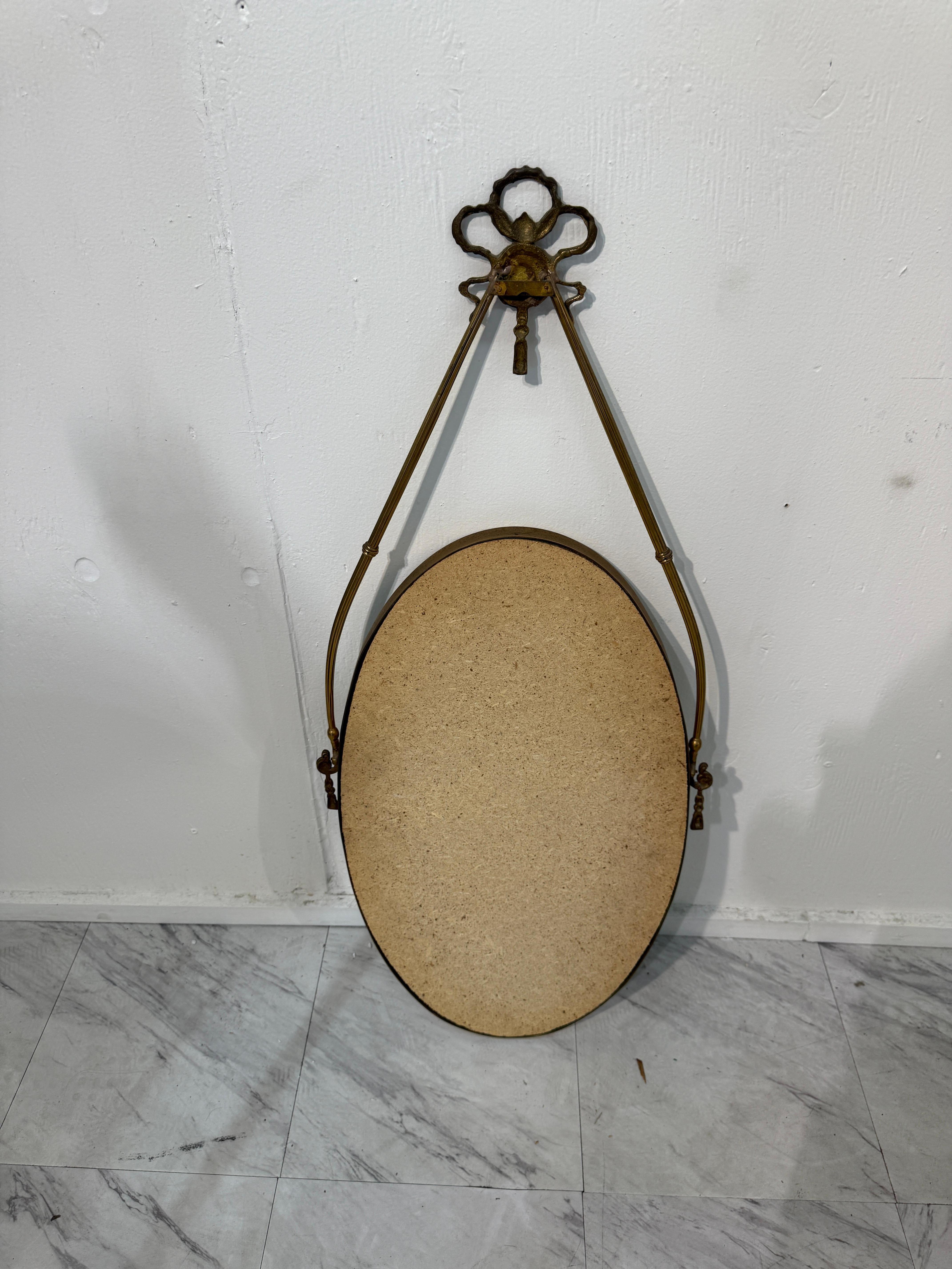 Italian Neoclassical Oval Mirror with Brass Ribbon and Tassel Detailing, 1950s in vendita 3