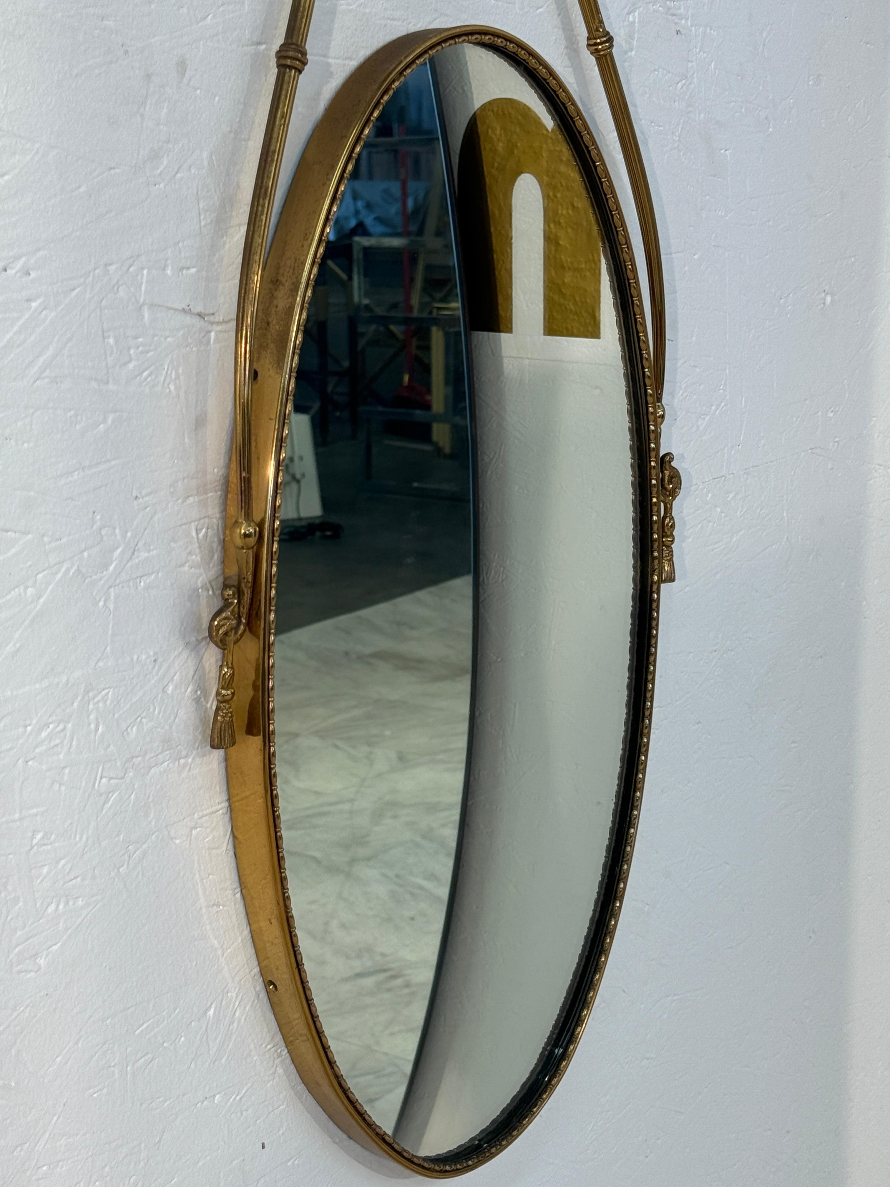 Italiano Italian Neoclassical Oval Mirror with Brass Ribbon and Tassel Detailing, 1950s in vendita
