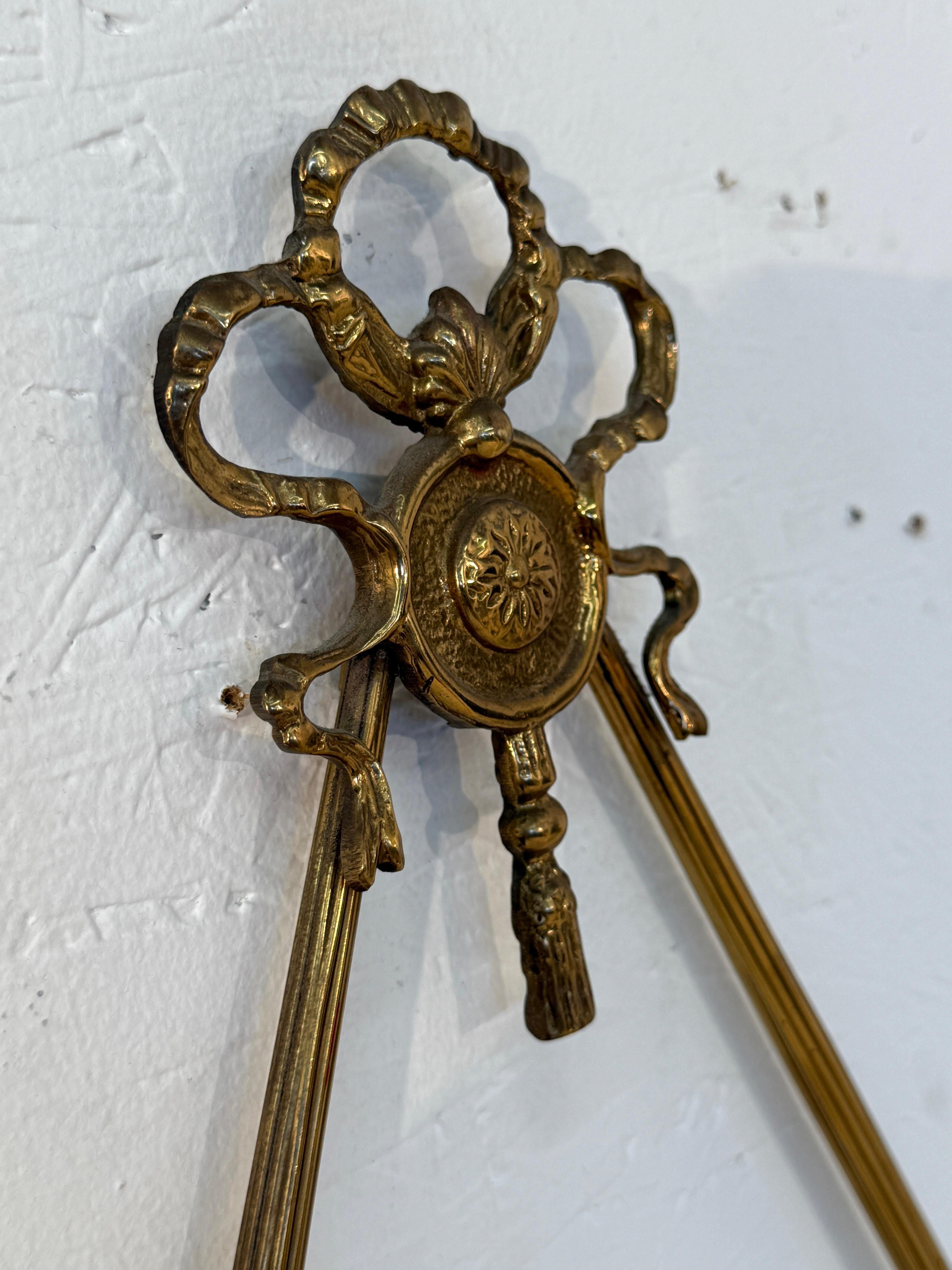 Specchio Italian Neoclassical Oval Mirror with Brass Ribbon and Tassel Detailing, 1950s in vendita