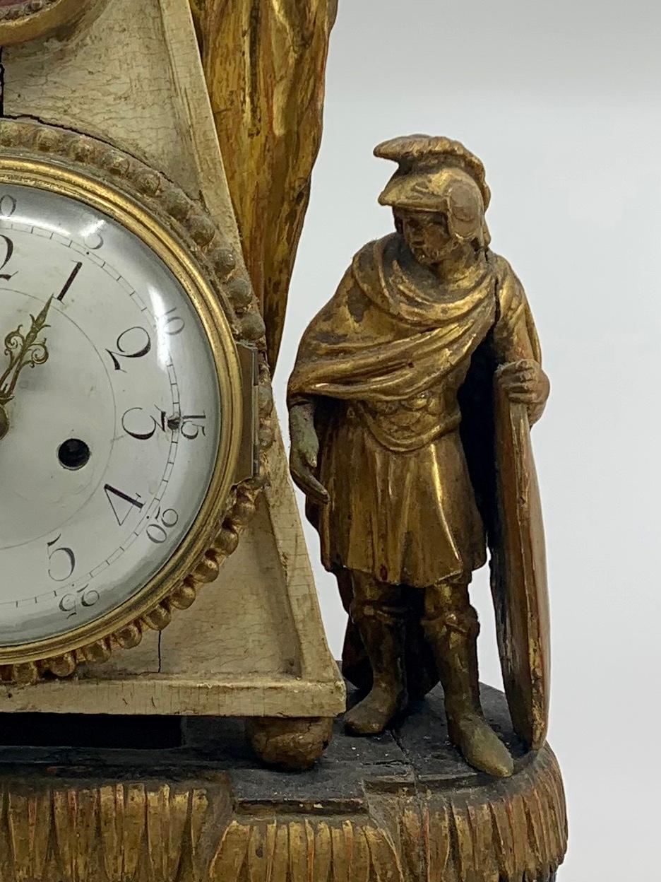 XVIIIe siècle Horloge italienne néoclassique en bois doré à la feuille en vente