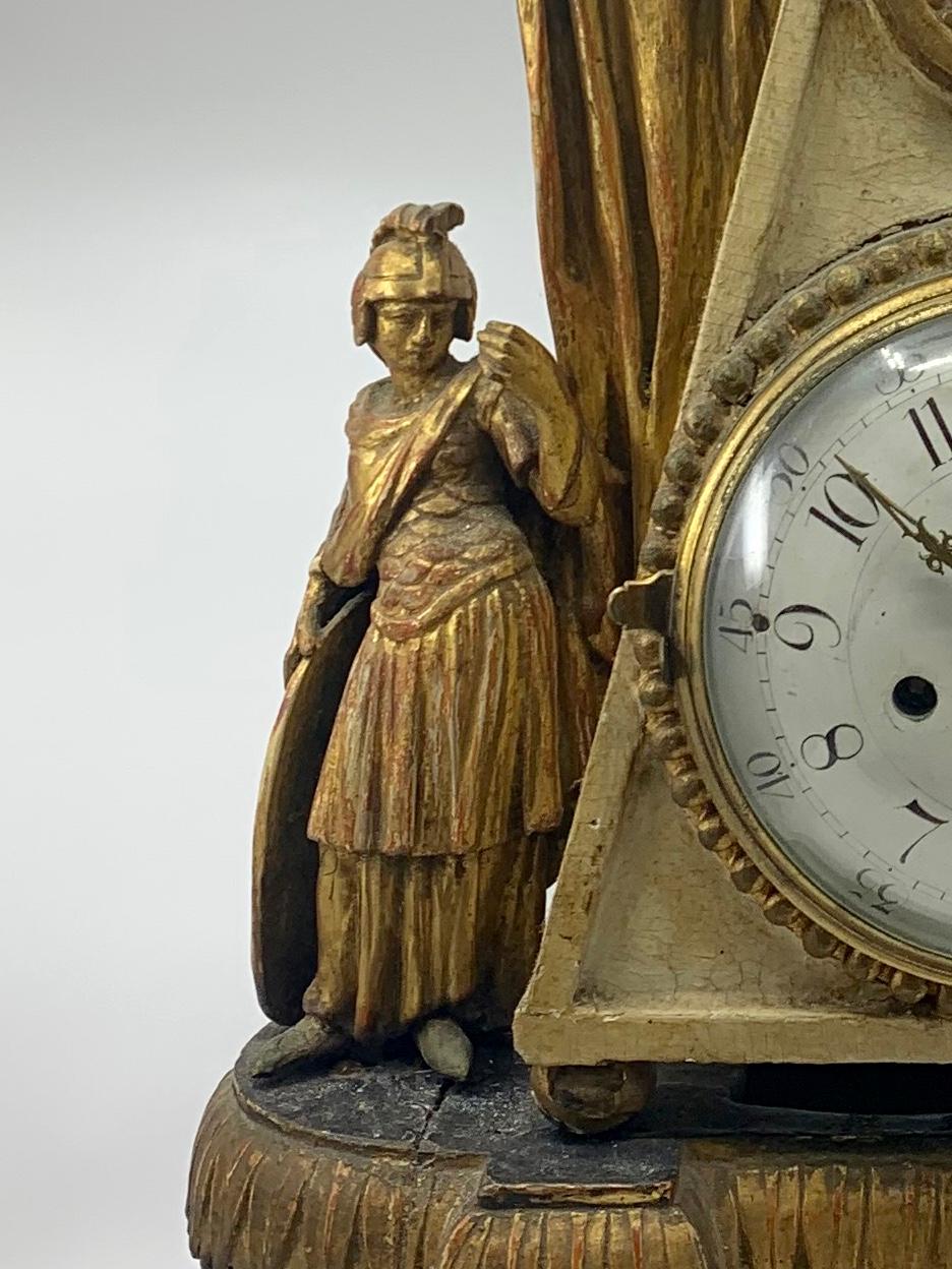 Horloge italienne néoclassique en bois doré à la feuille Bon état - En vente à New York, NY
