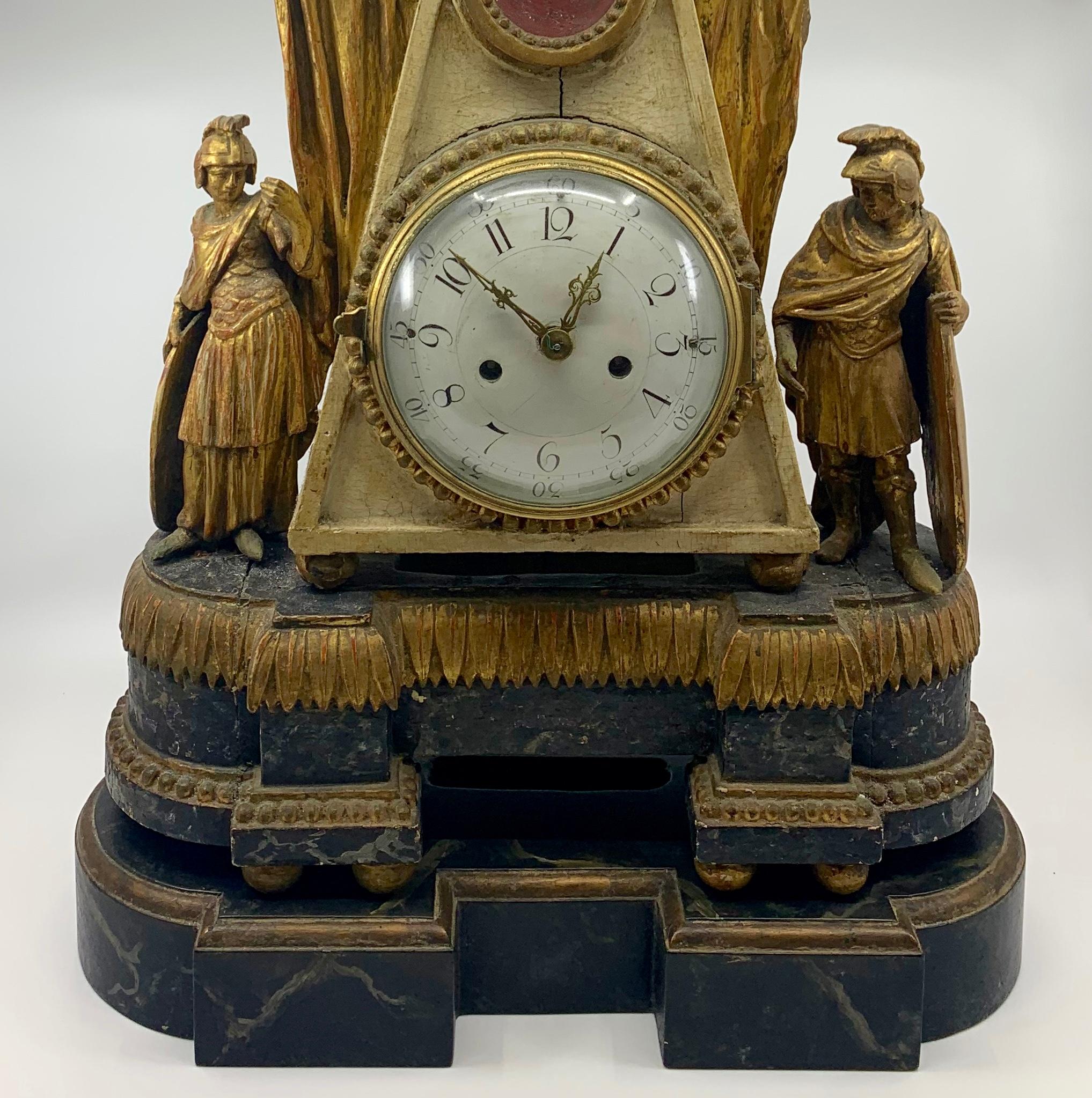 Sculpté à la main Horloge italienne néoclassique en bois doré à la feuille en vente