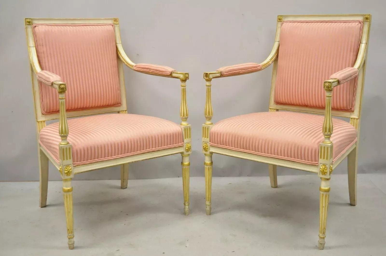 Ancienne paire de chaises à bras Directoire Louis XVI en métal doré, de style néoclassique italien. L'objet présenté a une finition crème et dorée, un cadre en bois massif, des accoudoirs rembourrés, des détails joliment sculptés, des pieds fuselés,