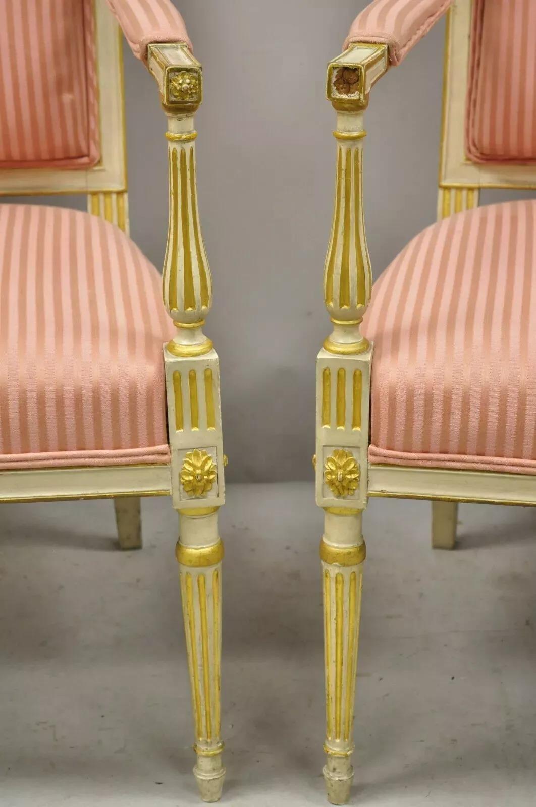 Inconnu Paire de fauteuils de style Directoire Louis XVI italien néoclassique crème doré à la feuille en vente