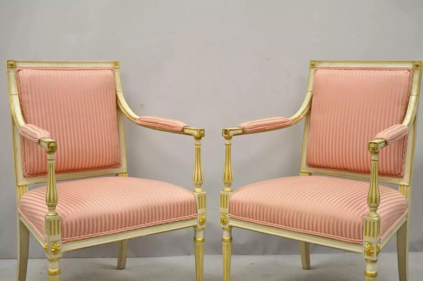 Paire de fauteuils de style Directoire Louis XVI italien néoclassique crème doré à la feuille Bon état - En vente à Philadelphia, PA