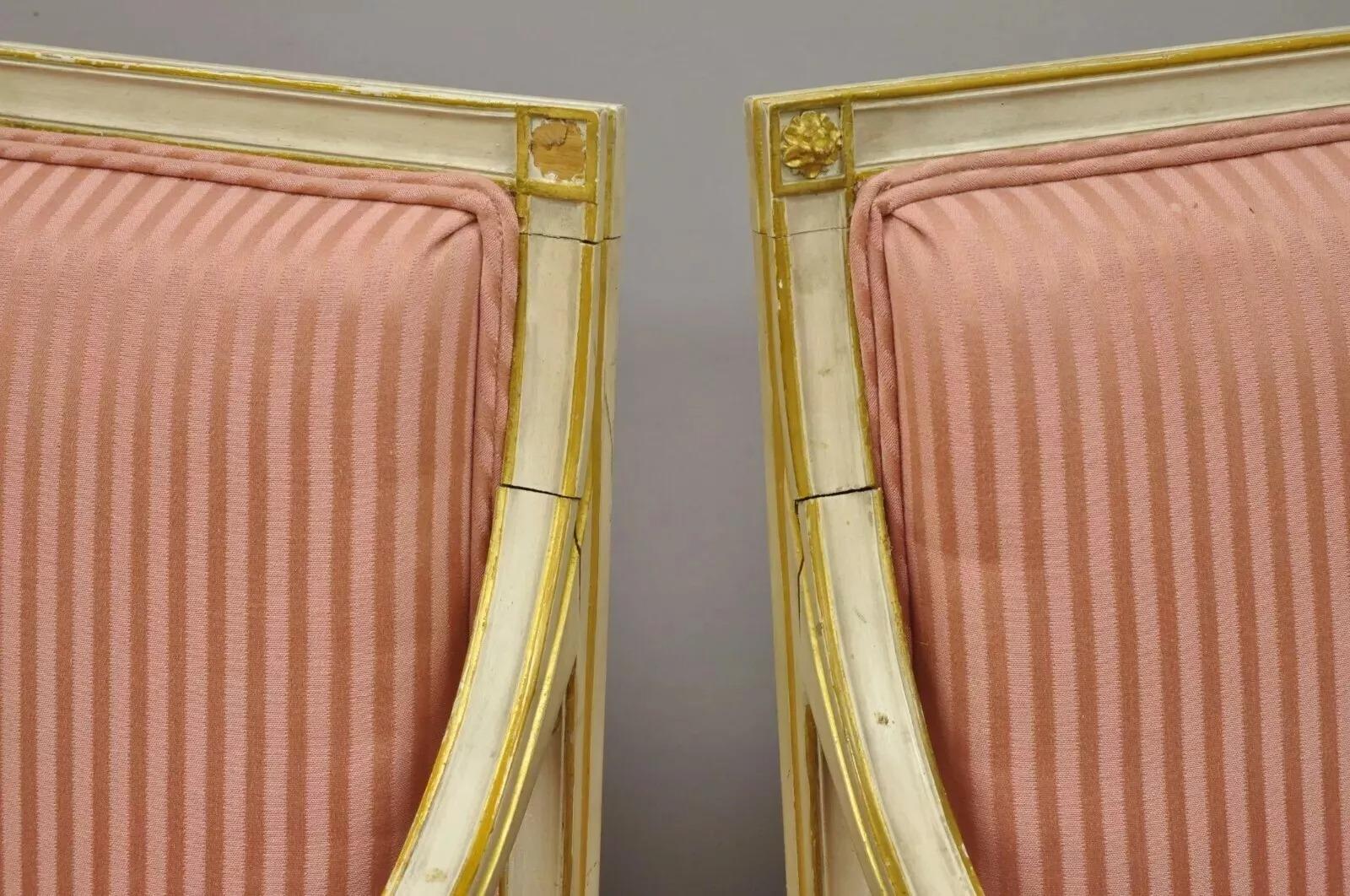 Début du 20ème siècle Paire de fauteuils de style Directoire Louis XVI italien néoclassique crème doré à la feuille en vente