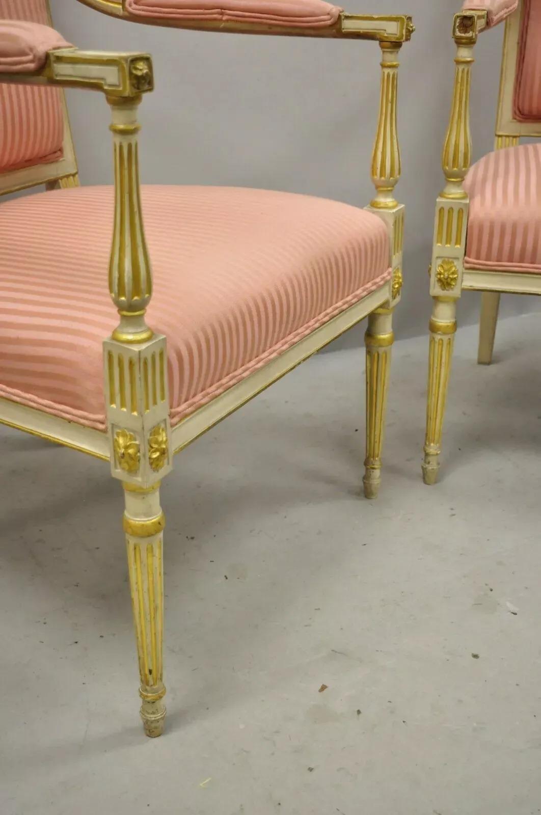 Tissu Paire de fauteuils de style Directoire Louis XVI italien néoclassique crème doré à la feuille en vente