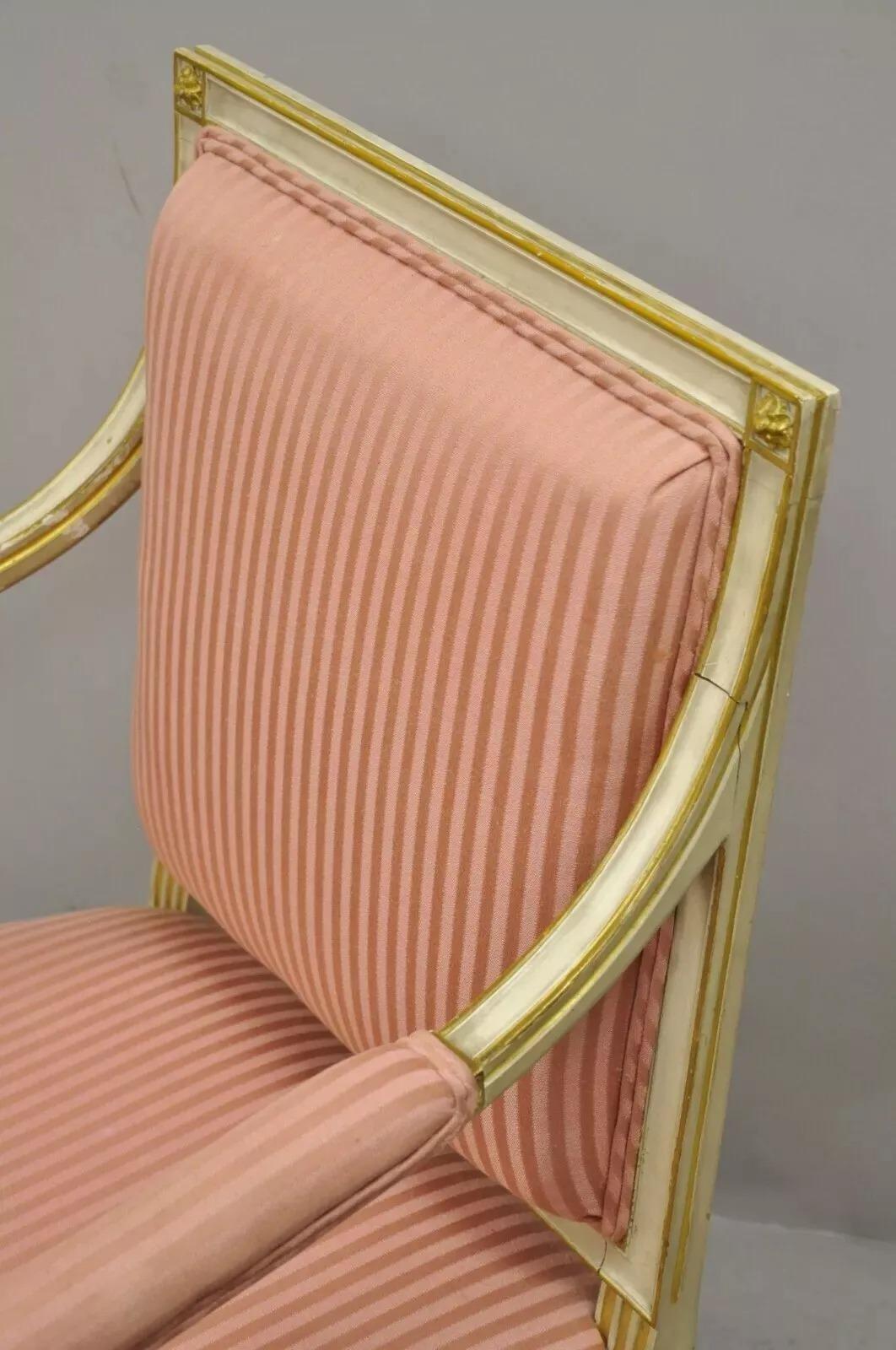 Paire de fauteuils de style Directoire Louis XVI italien néoclassique crème doré à la feuille en vente 1