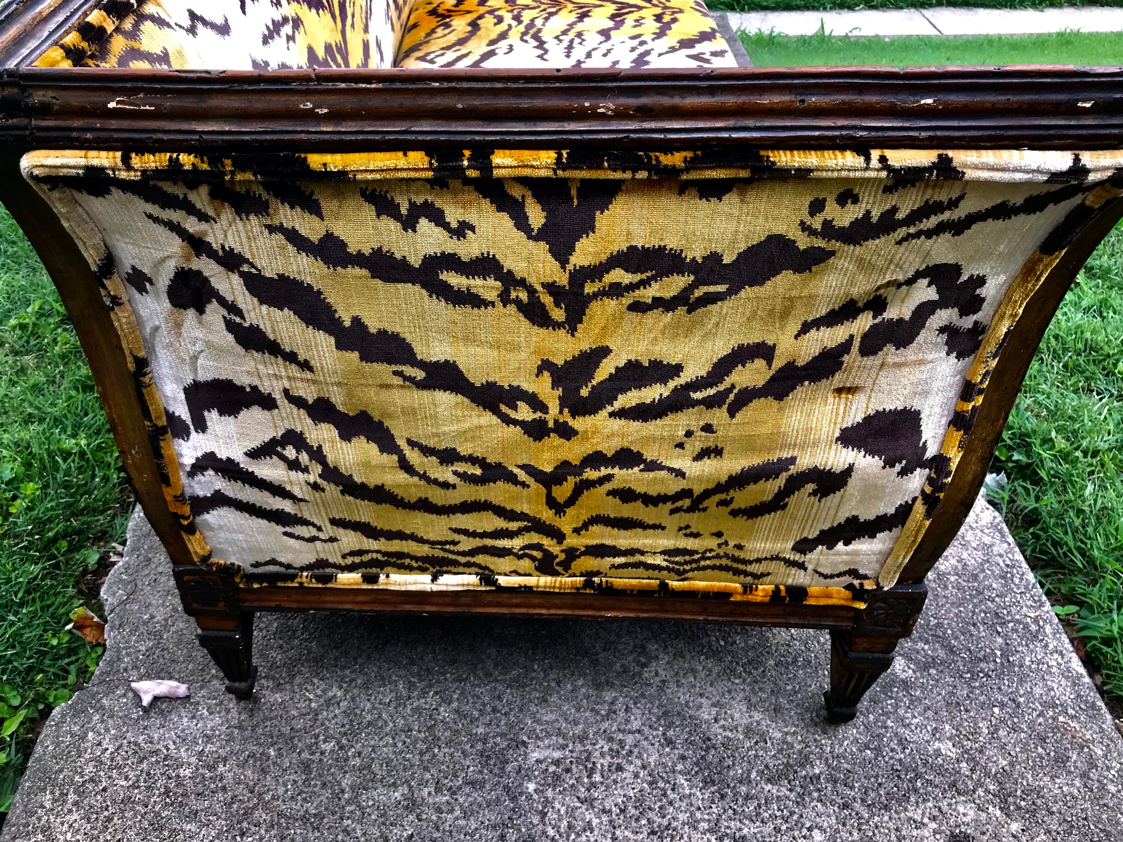 Large Italian Neoclassical Giltwood Récamier Settee in Scalamandré Tiger Velvet For Sale 3
