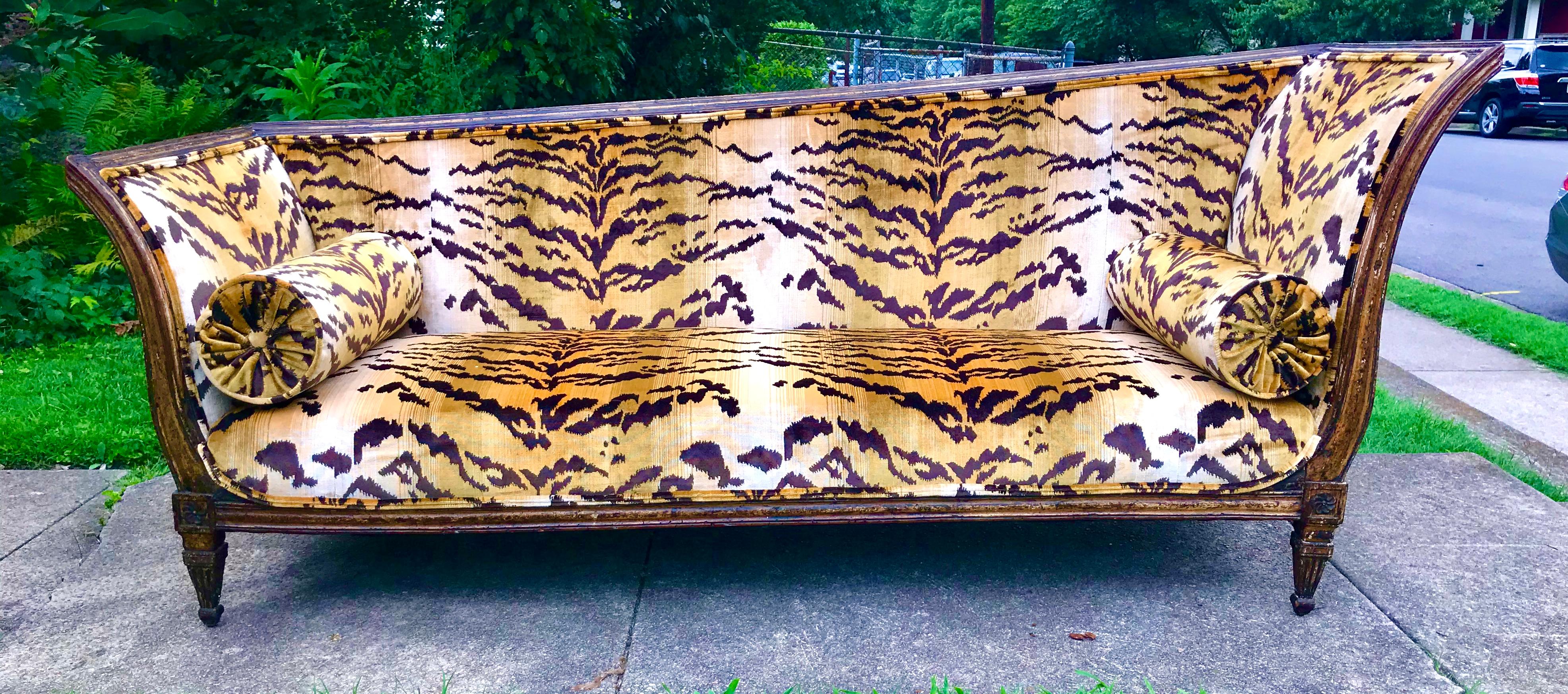 Grand canapé Récamier italien néoclassique en bois doré et velours tigré scalamandré en vente 9