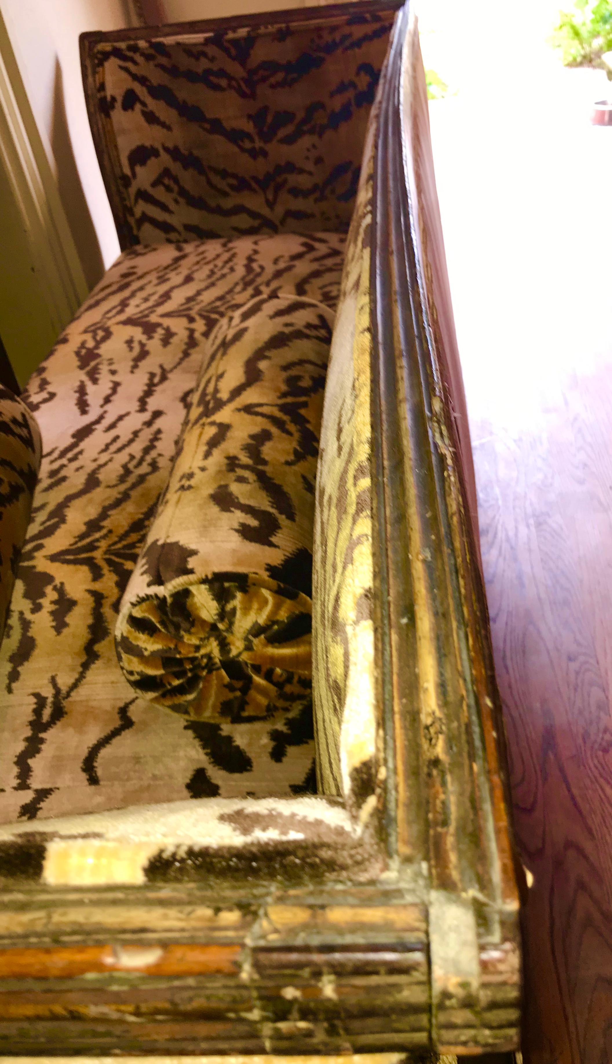 Large Italian Neoclassical Giltwood Récamier Settee in Scalamandré Tiger Velvet For Sale 10