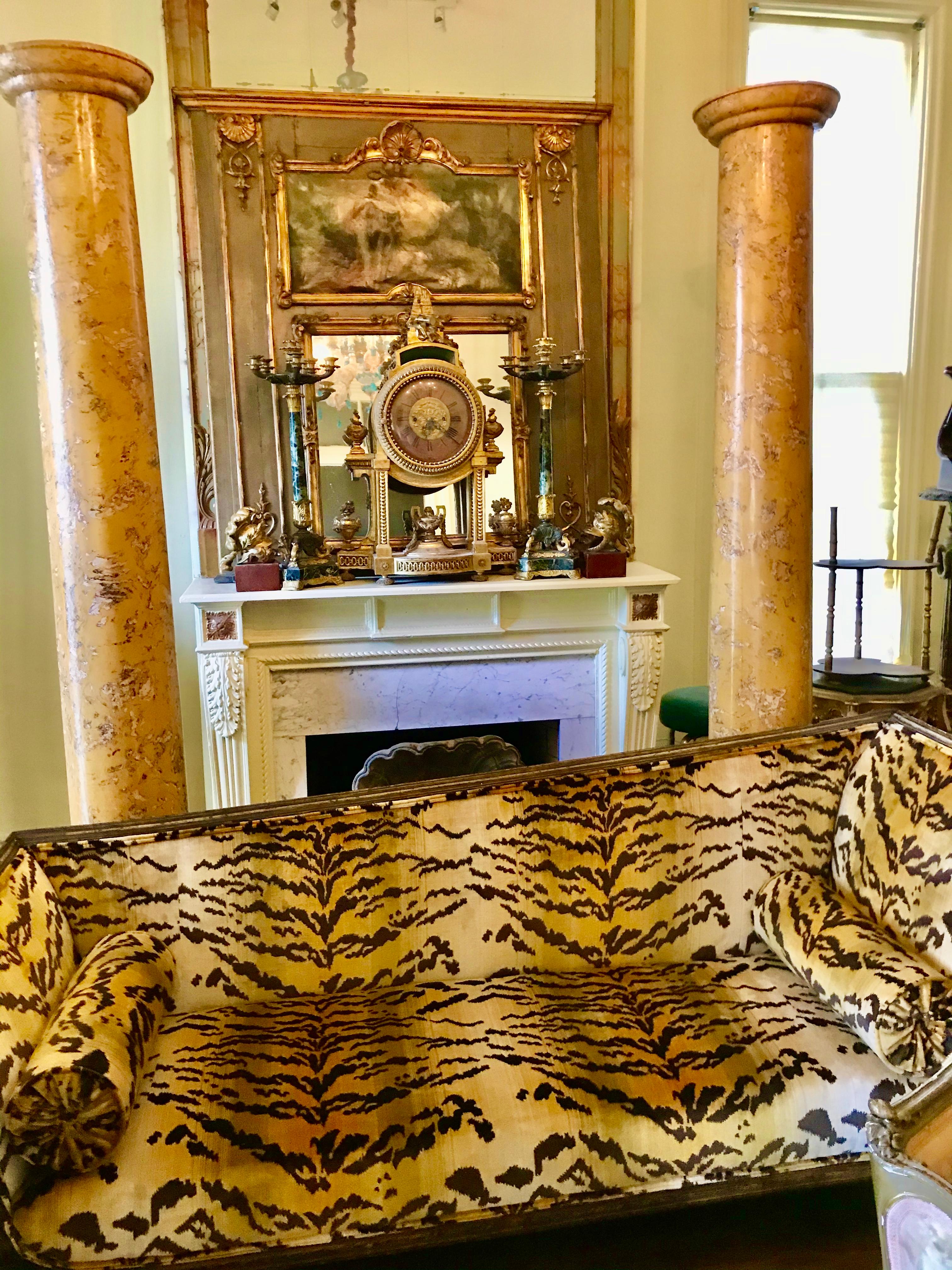 Large Italian Neoclassical Giltwood Récamier Settee in Scalamandré Tiger Velvet For Sale 11
