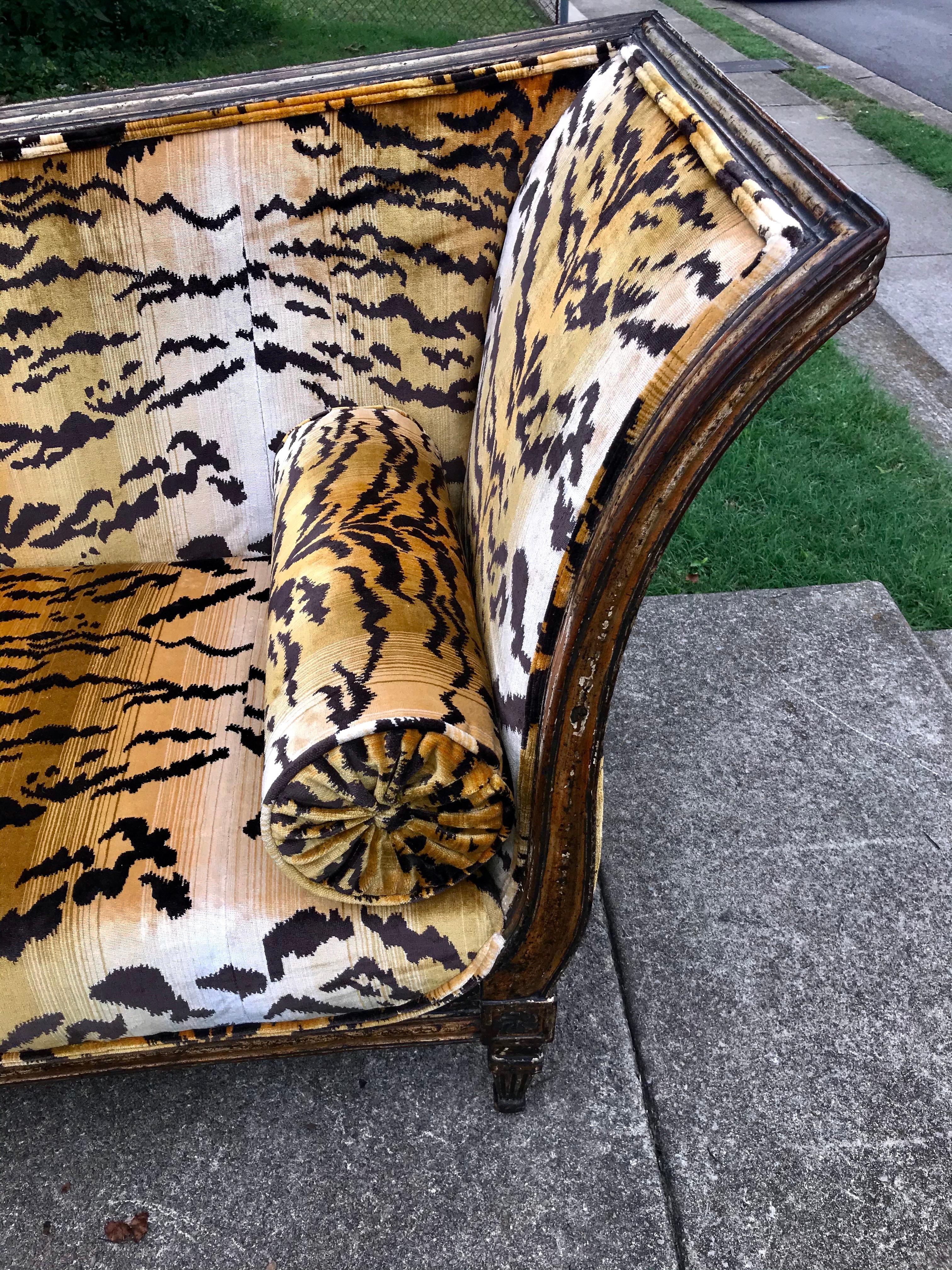 Directoire Large Italian Neoclassical Giltwood Récamier Settee in Scalamandré Tiger Velvet For Sale