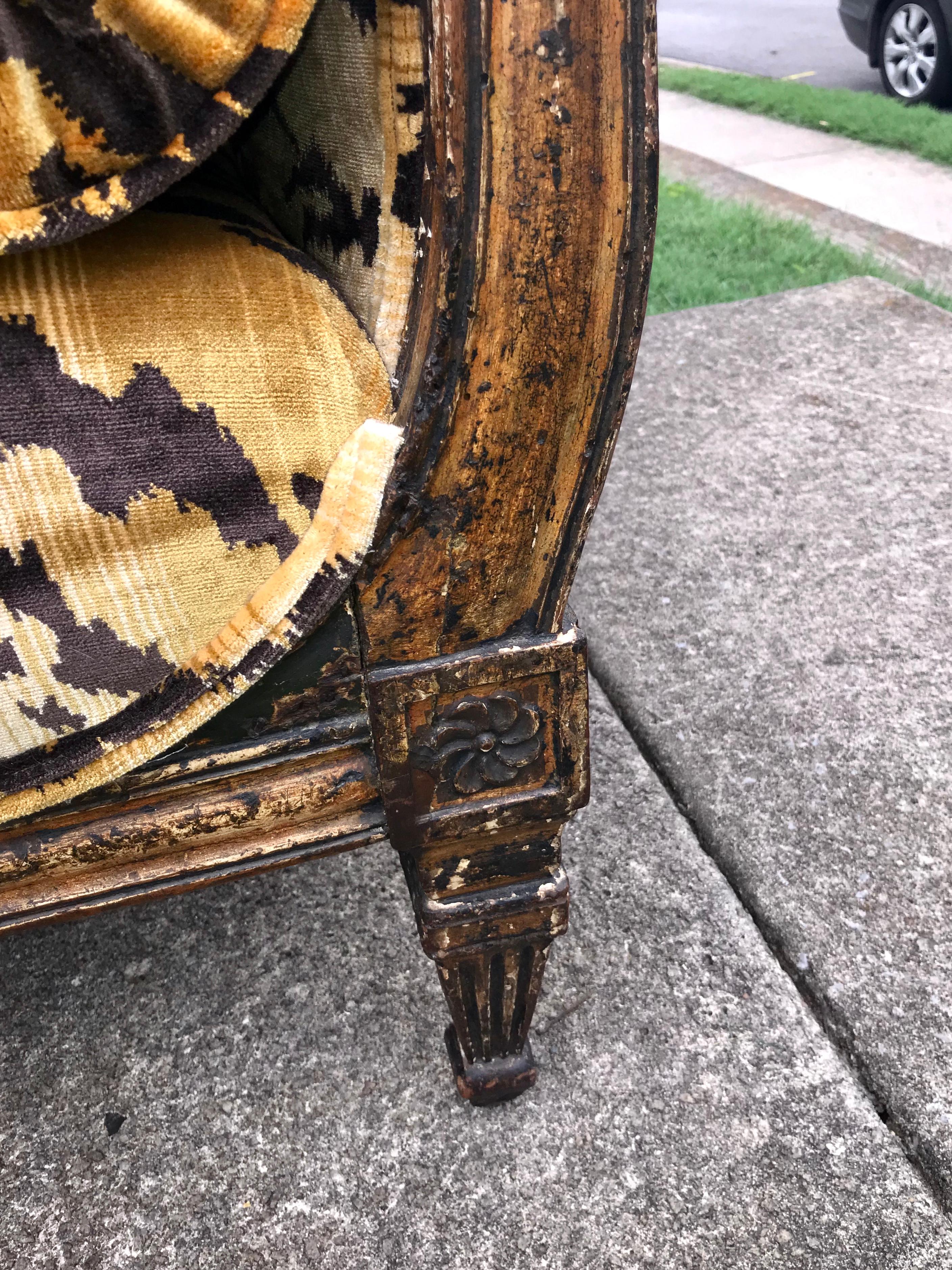 Large Italian Neoclassical Giltwood Récamier Settee in Scalamandré Tiger Velvet In Fair Condition For Sale In Nashville, TN