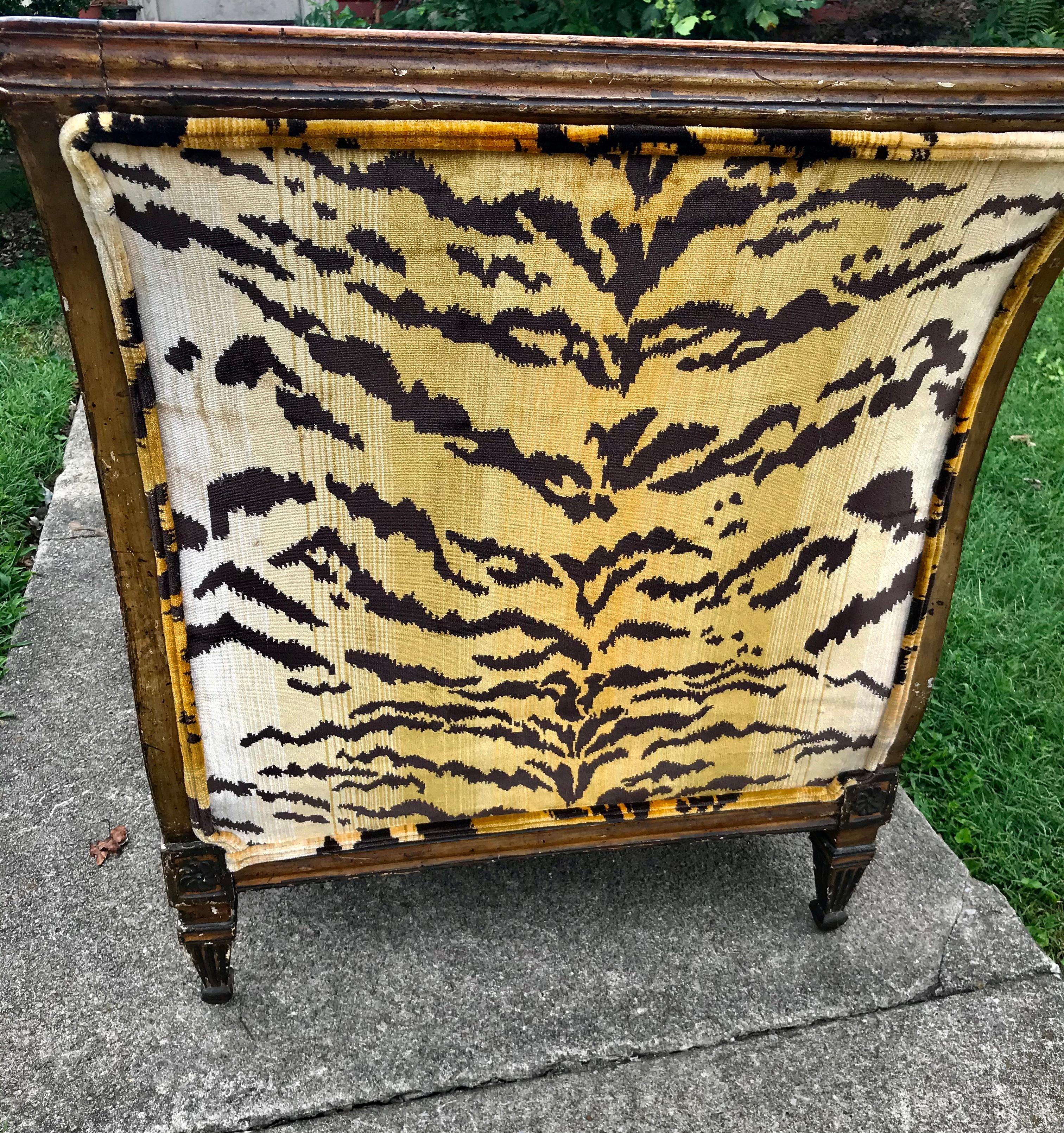 Late 18th Century Large Italian Neoclassical Giltwood Récamier Settee in Scalamandré Tiger Velvet For Sale