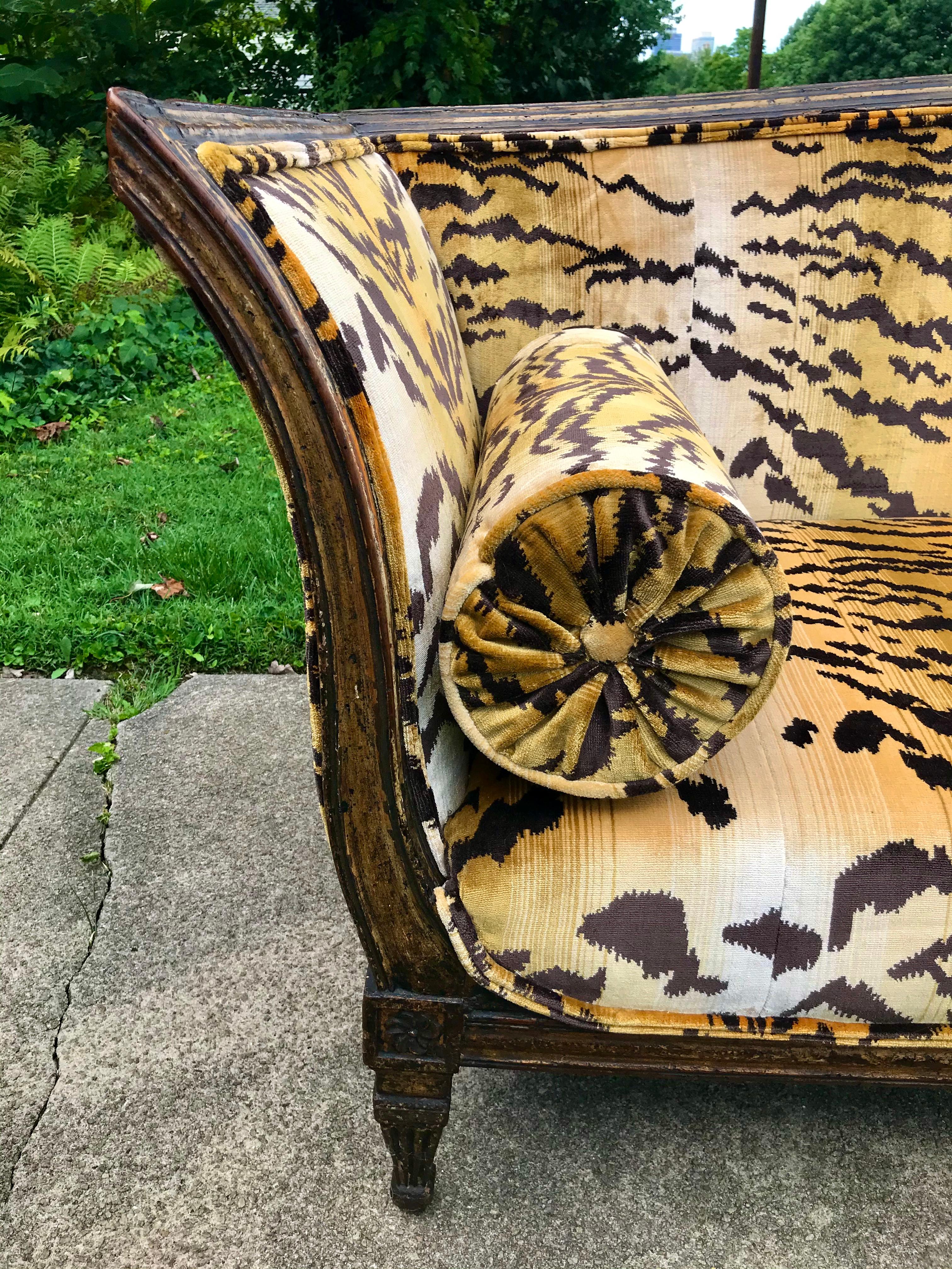 Large Italian Neoclassical Giltwood Récamier Settee in Scalamandré Tiger Velvet For Sale 1