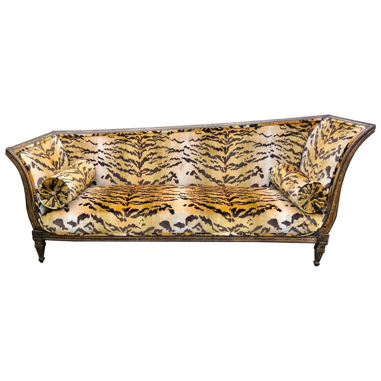 Grand canapé Récamier en bois doré néoclassique italien en velours tigre  scalamandré En vente sur 1stDibs