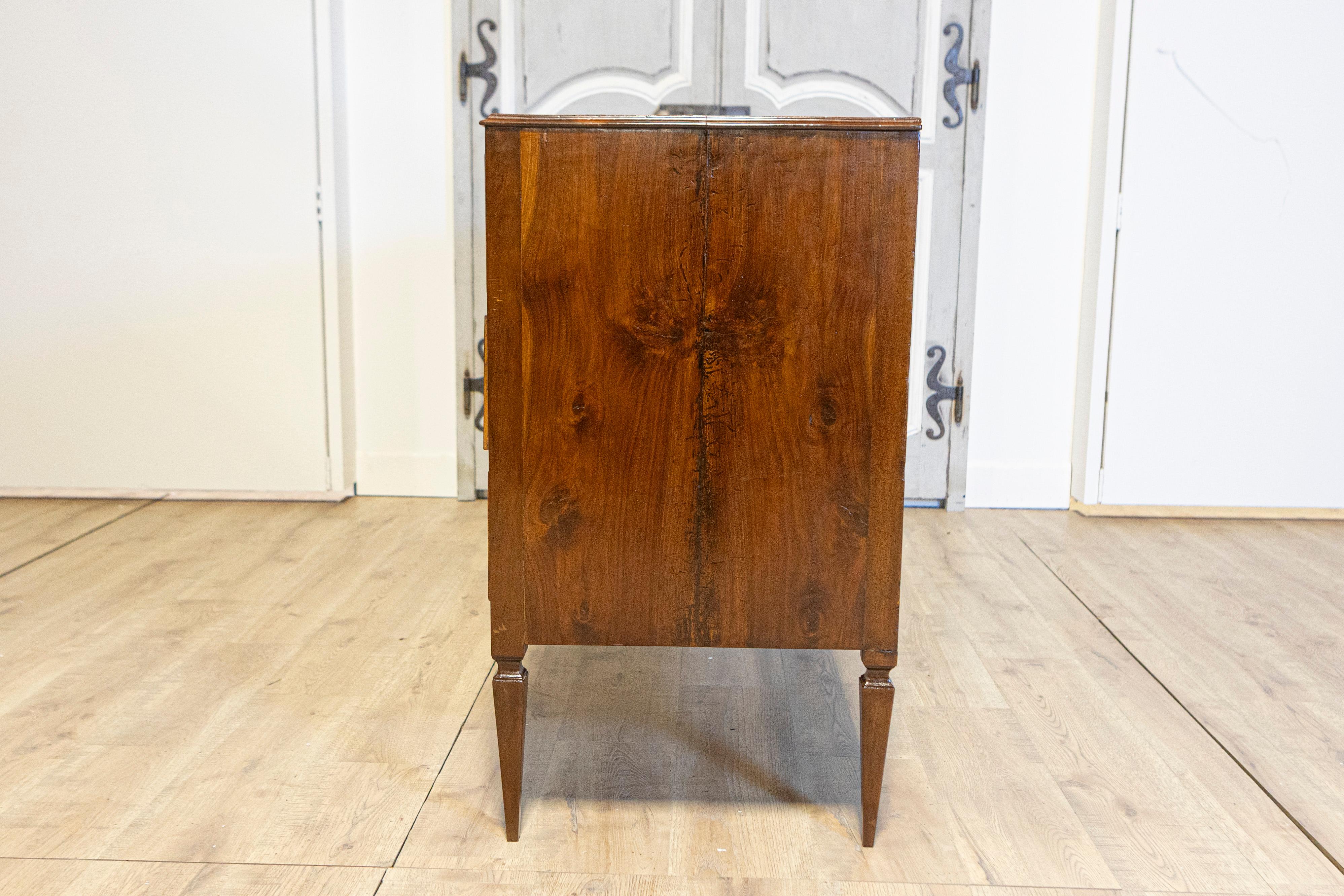 Cómoda italiana de época neoclásica de 1790 de nogal y caoba con bandas cruzadas siglo XVIII en venta