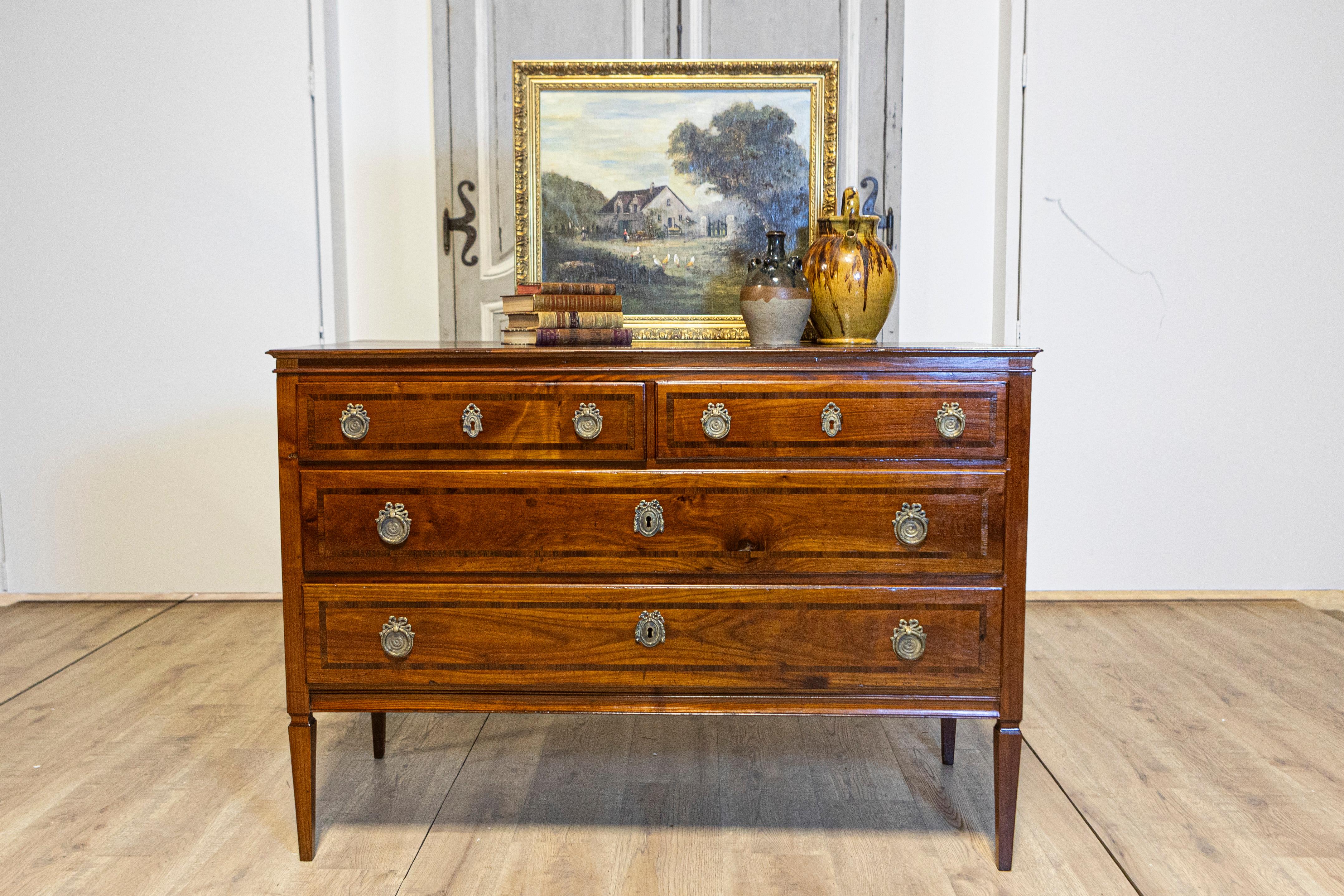Cómoda italiana de época neoclásica de 1790 de nogal y caoba con bandas cruzadas en venta 1