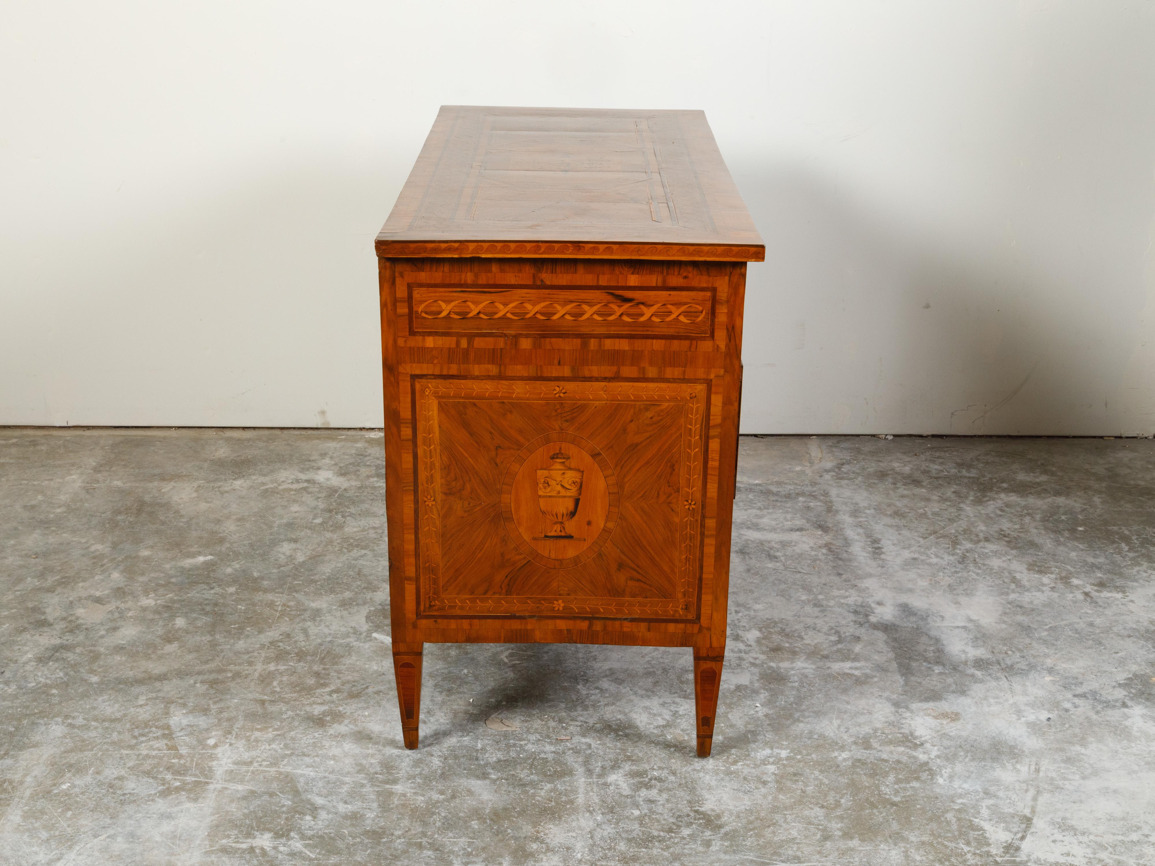 Italian Neoclassical Period 1800s Fruitwood Four-Drawer Commode with Marquetry For Sale 5
