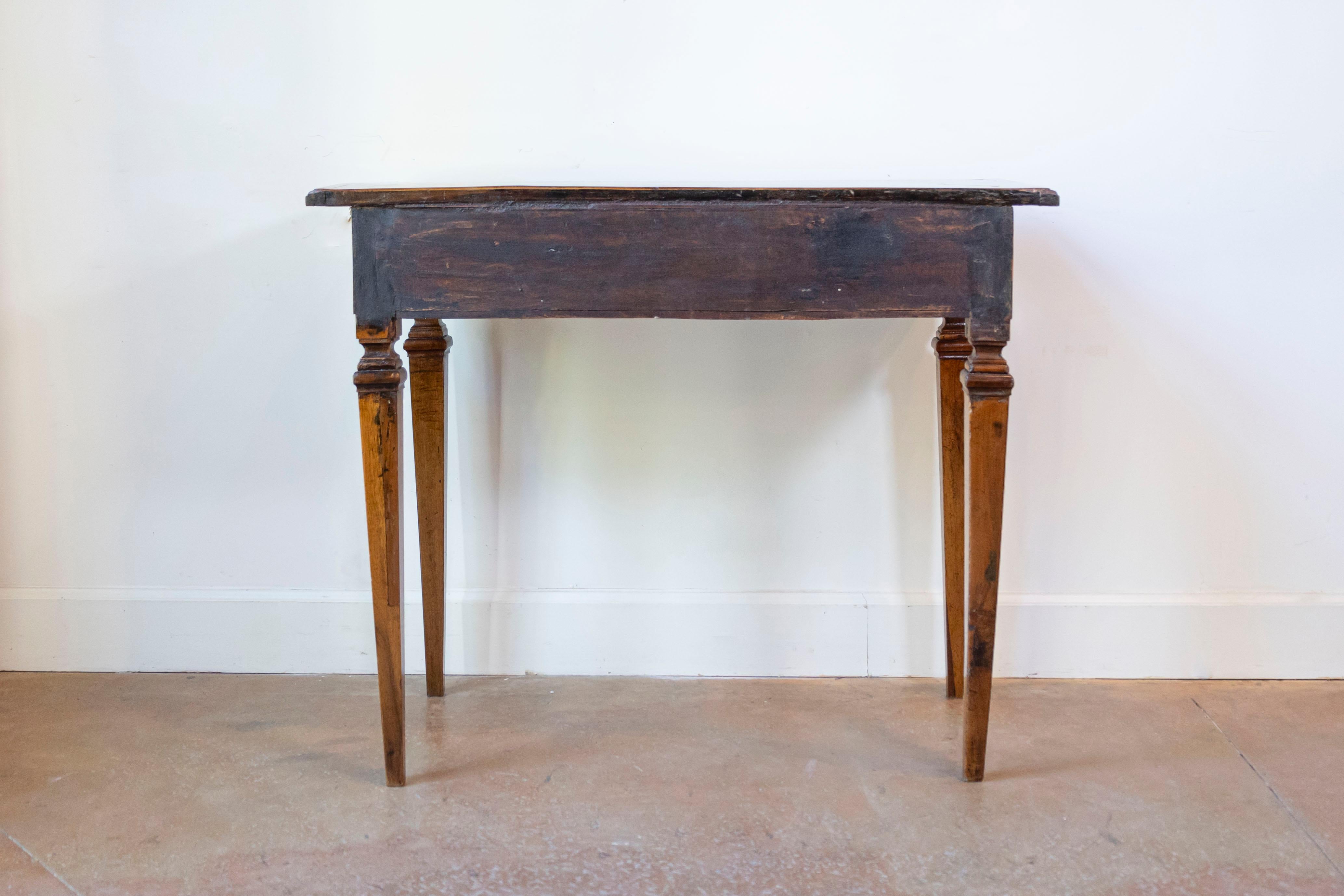 Tavolo consolle italiano di epoca neoclassica del XVIII secolo con decorazioni a intarsio in vendita 2