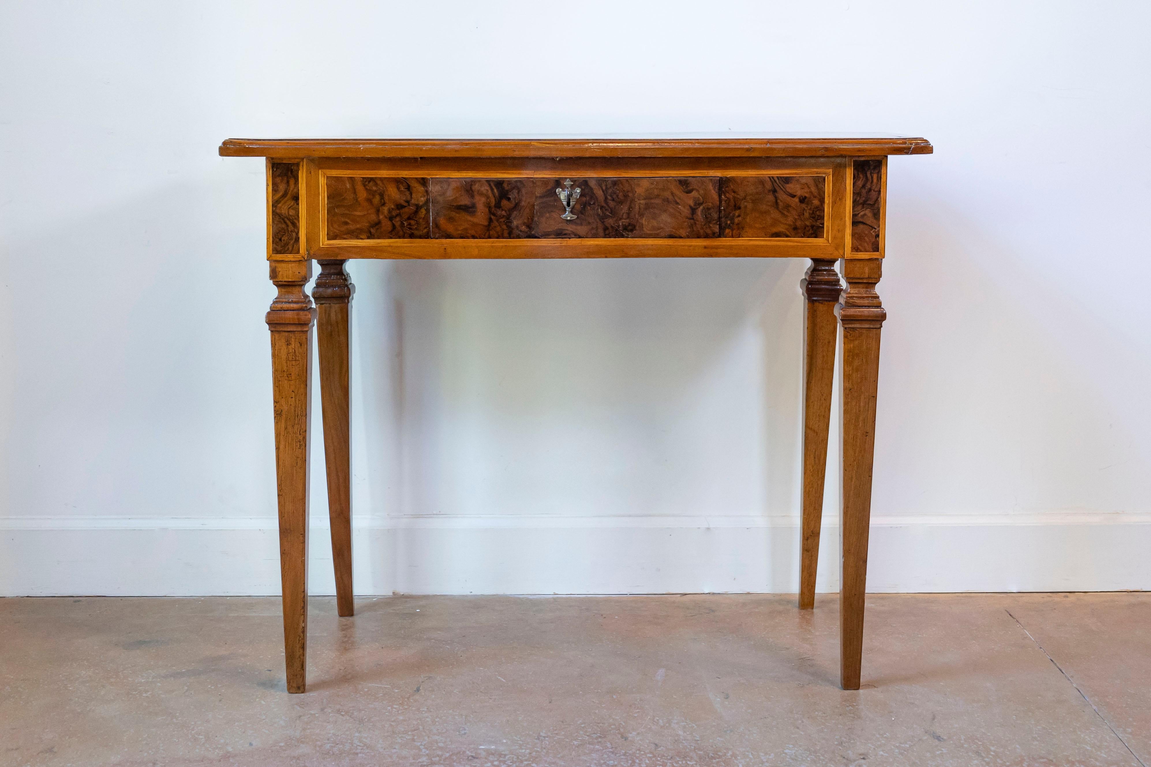 Neoclassico Tavolo consolle italiano di epoca neoclassica del XVIII secolo con decorazioni a intarsio in vendita