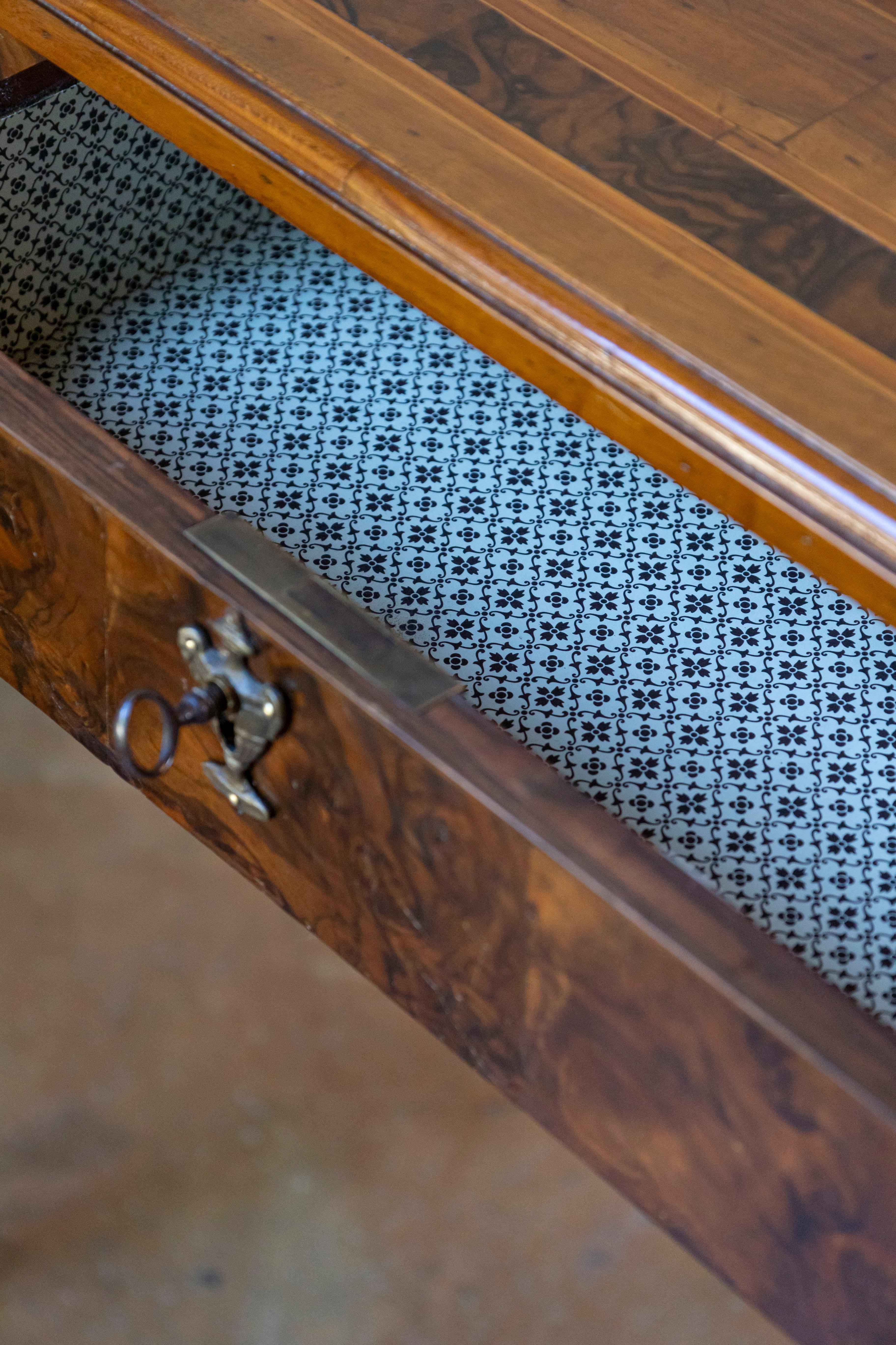 Tavolo consolle italiano di epoca neoclassica del XVIII secolo con decorazioni a intarsio In condizioni buone in vendita a Atlanta, GA