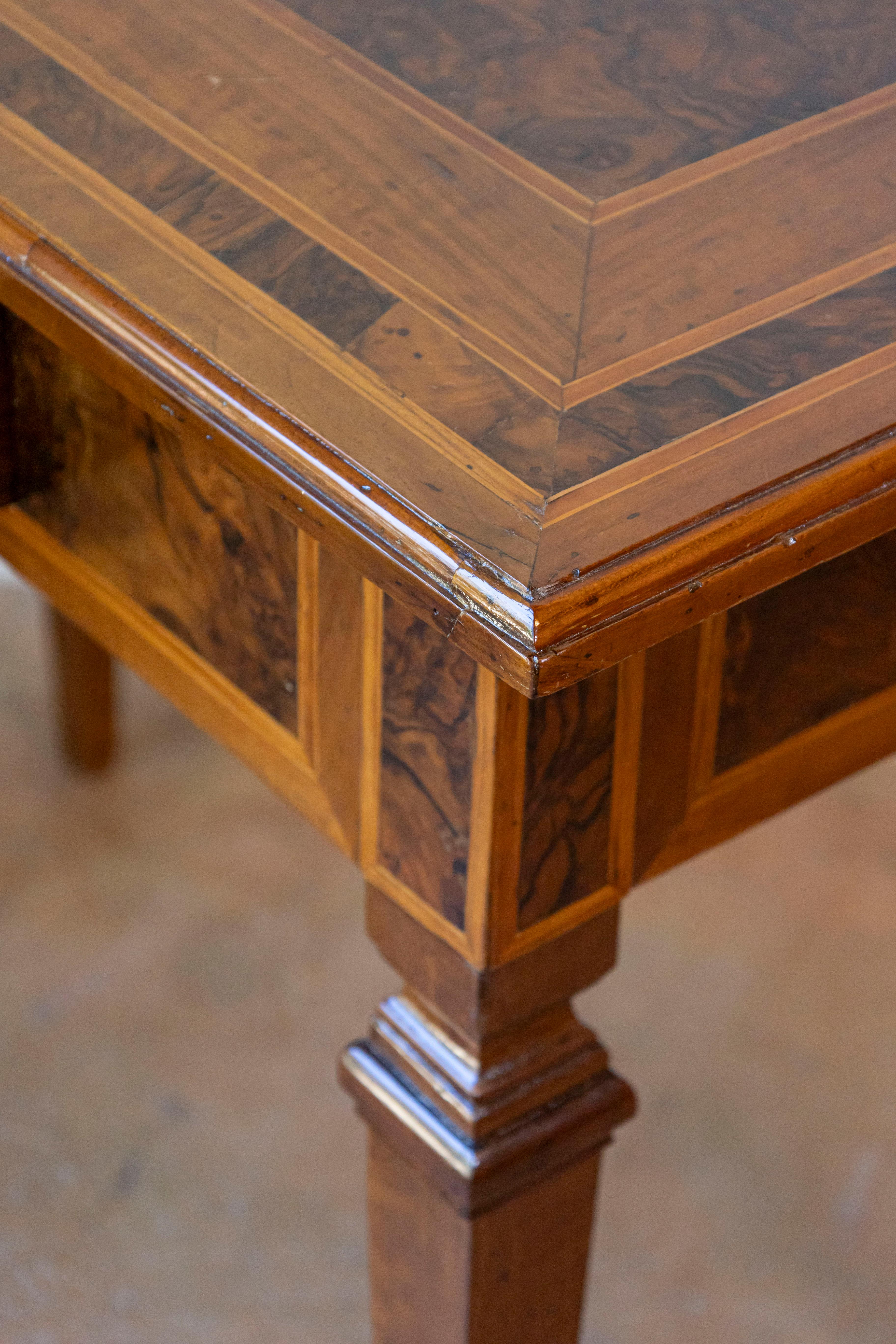 Fino al XVIII secolo Tavolo consolle italiano di epoca neoclassica del XVIII secolo con decorazioni a intarsio in vendita