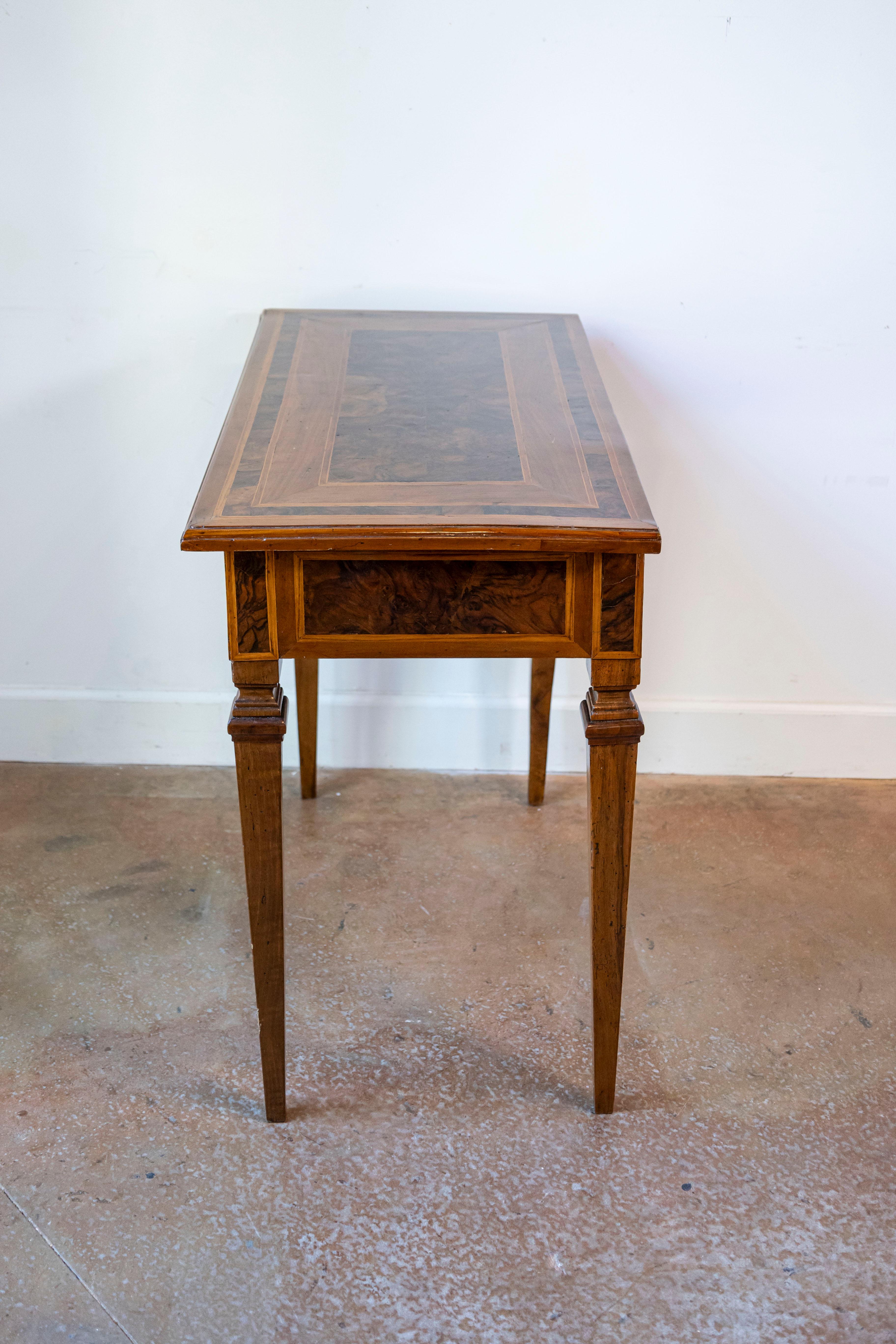 Legno Tavolo consolle italiano di epoca neoclassica del XVIII secolo con decorazioni a intarsio in vendita